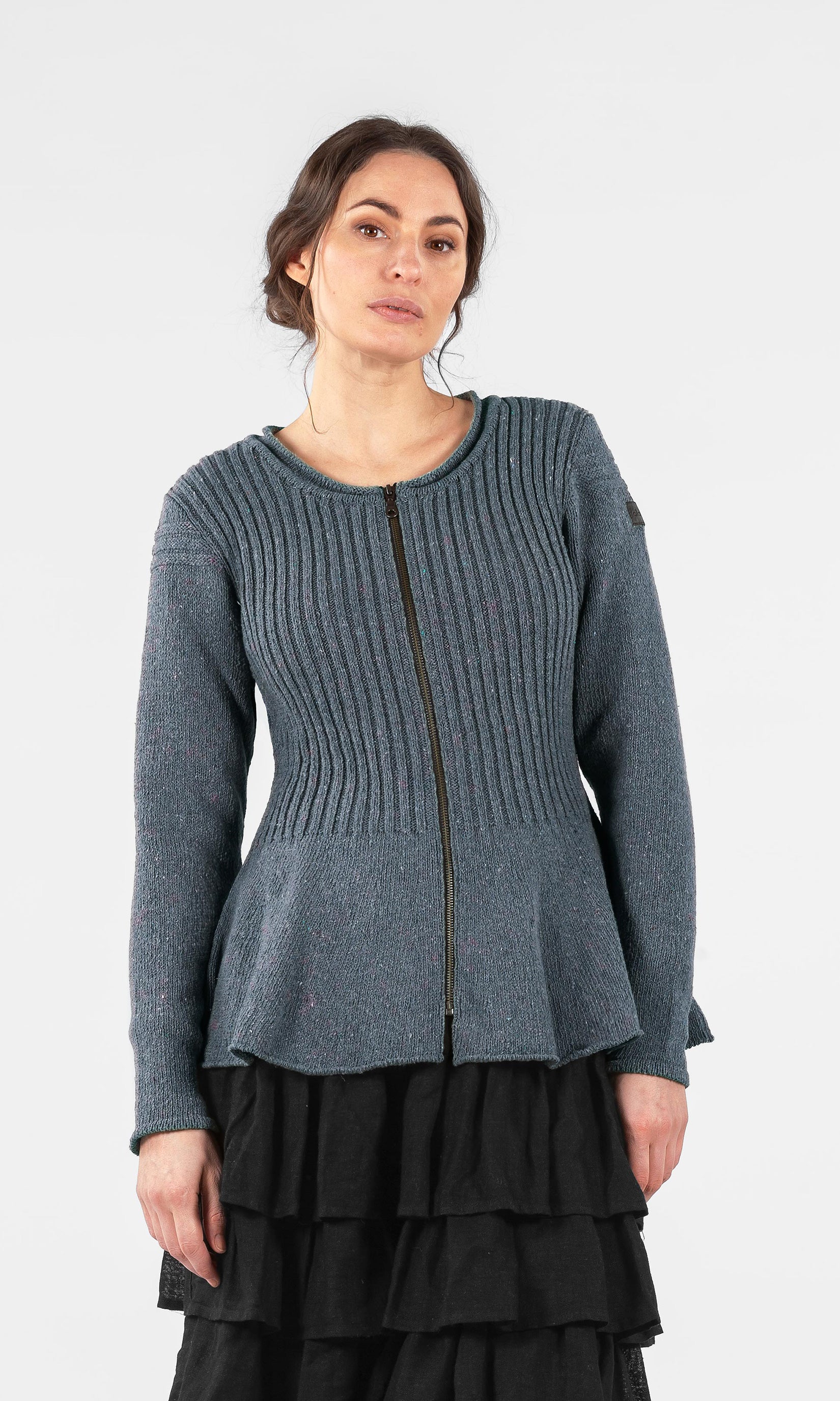 Stickad kofta i insvängd modell med dragkedja i garn från återvunna jeans