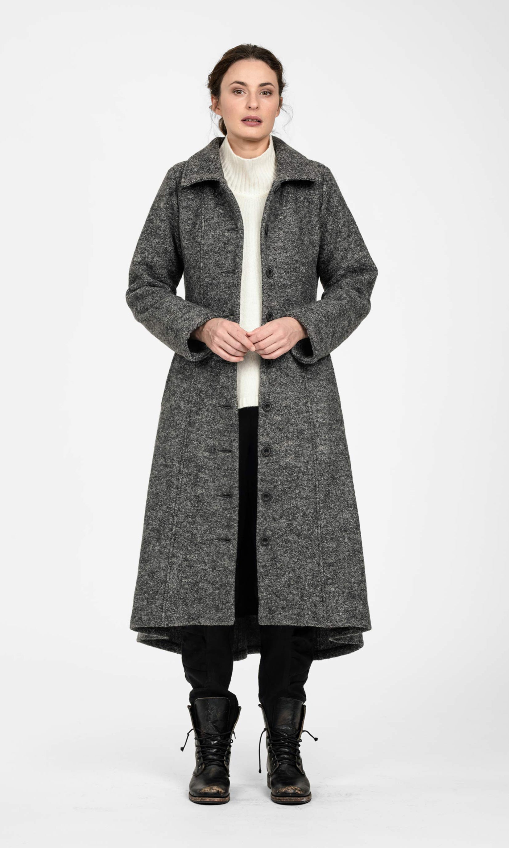 Long fitted wool coat with collar
