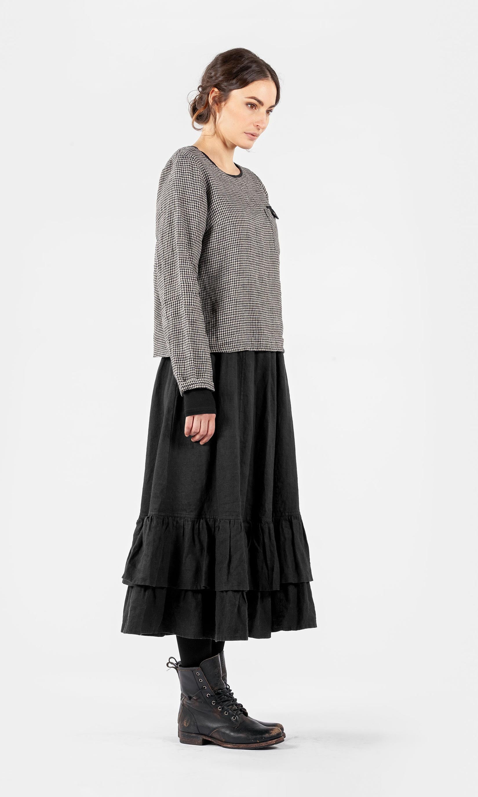 Short linen top with buttoned pocket