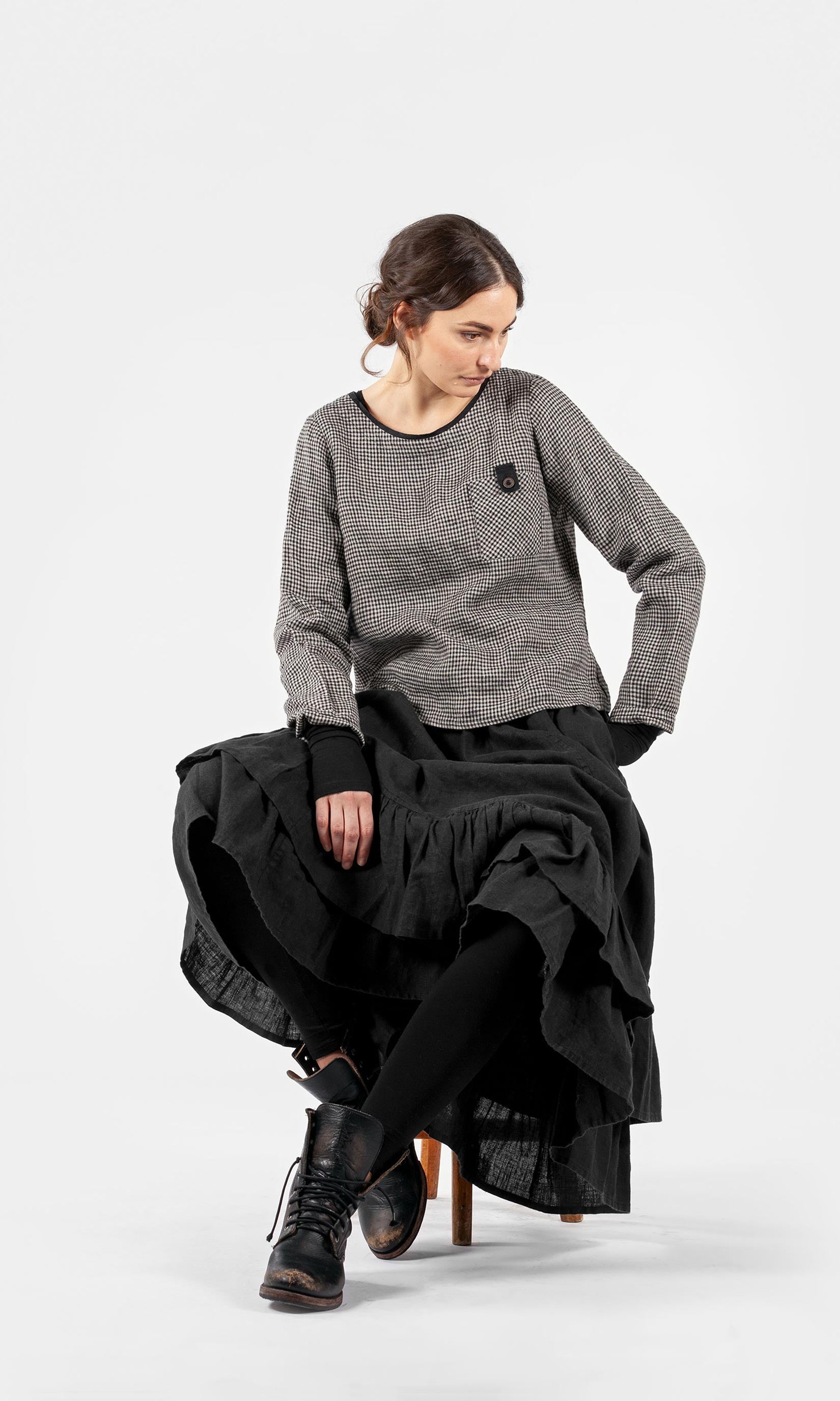 Short linen top with buttoned pocket