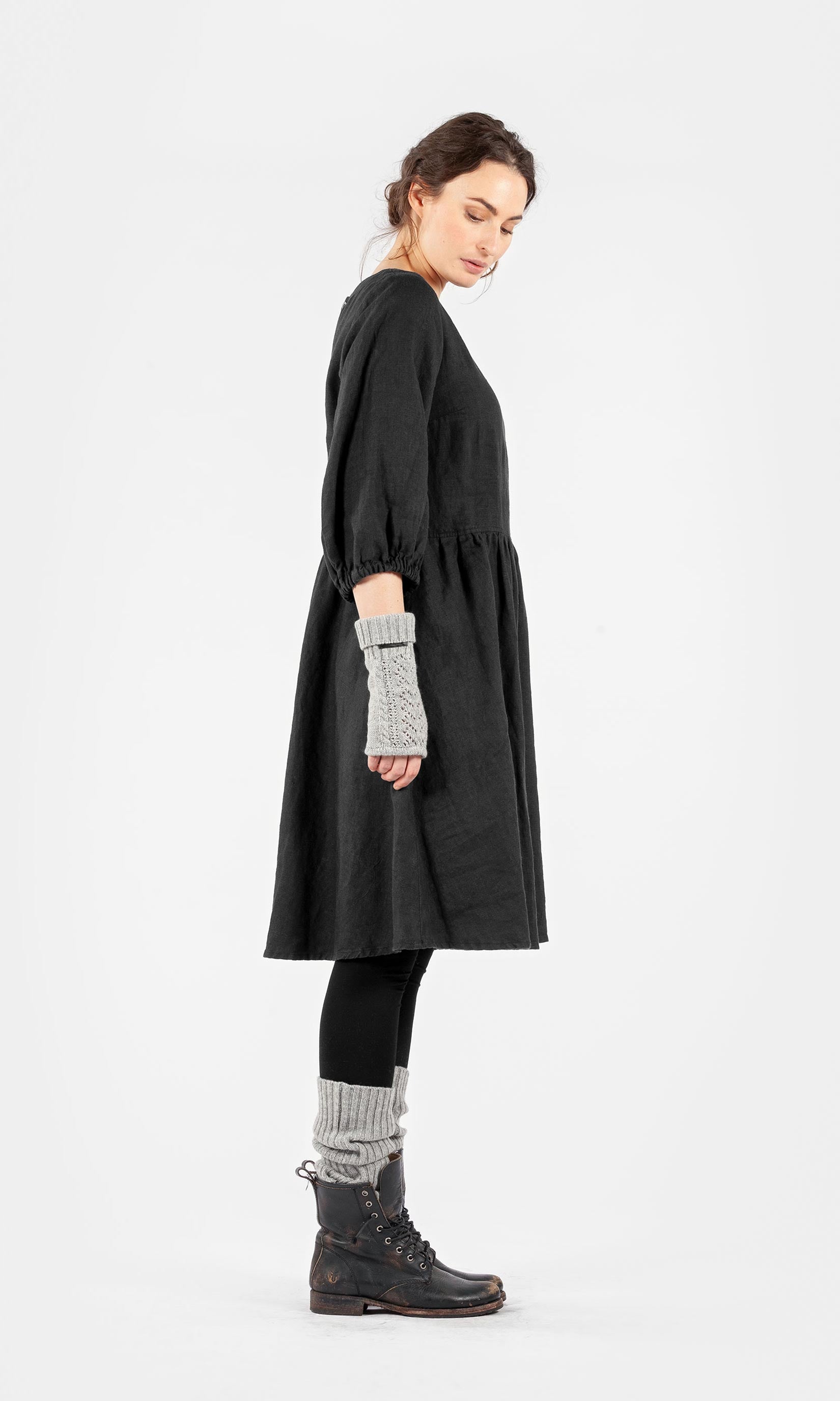 Knee-length linen dress with wide sleeves and drawstring