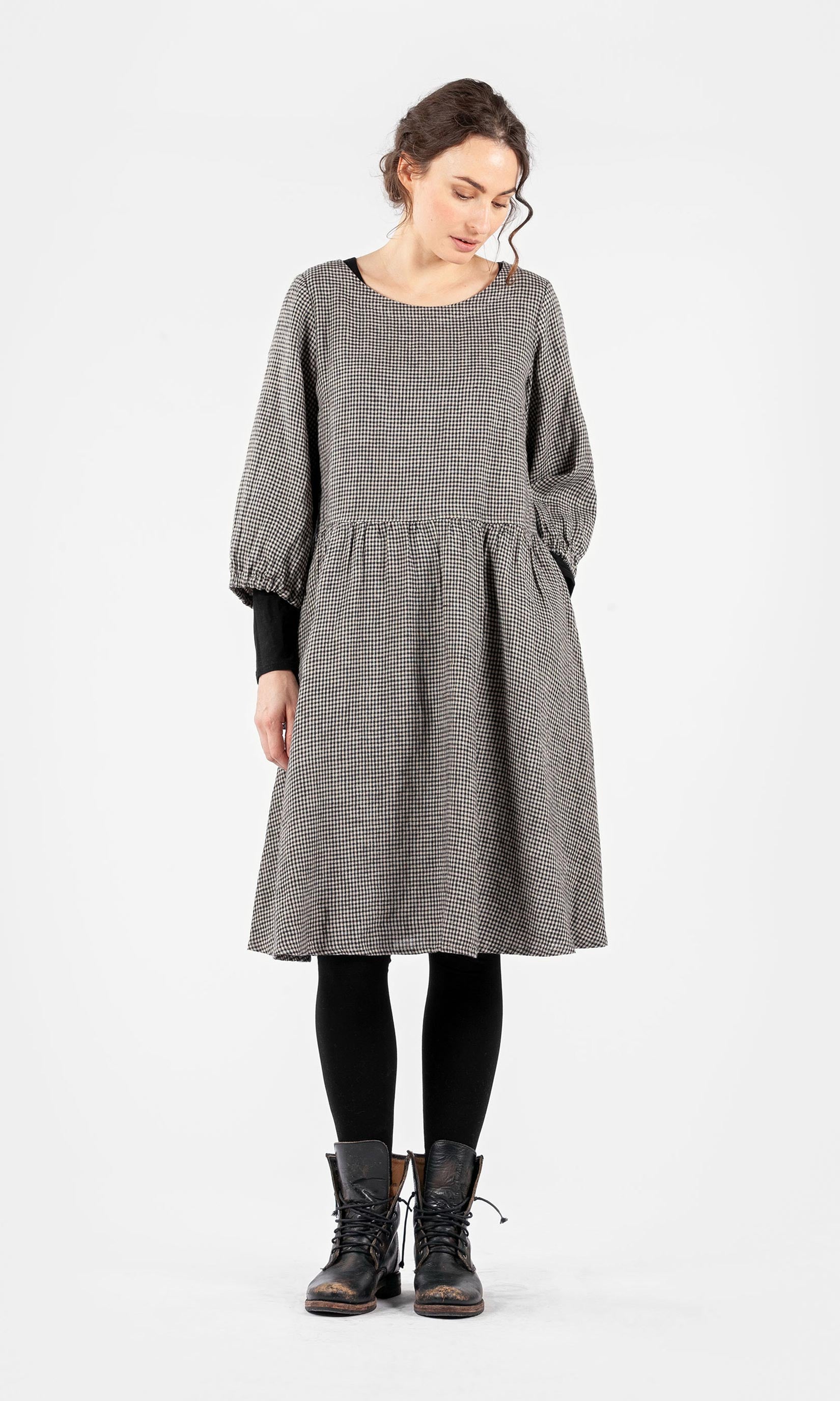 Knee-length linen dress with wide sleeves and drawstring