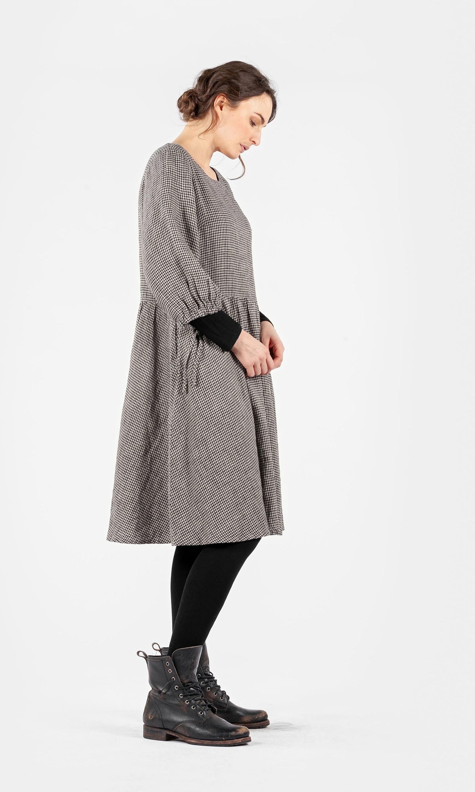 Knee-length linen dress with wide sleeves and drawstring