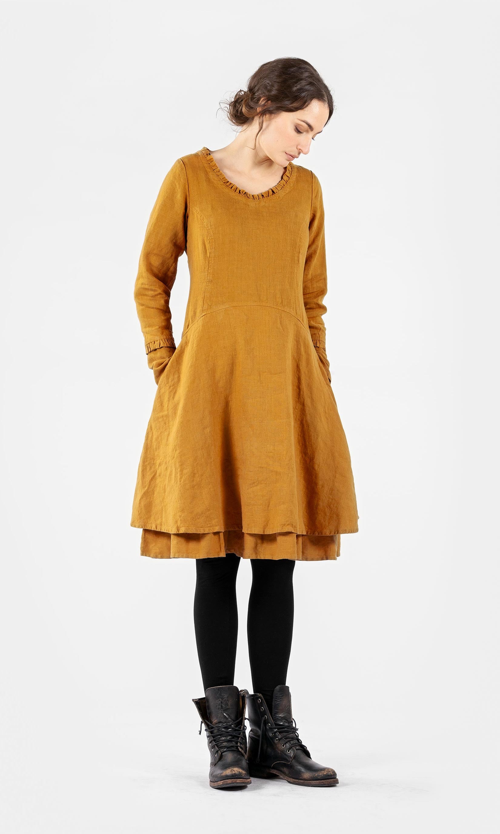 Knielang Leinenkleid mit Rüschendetails