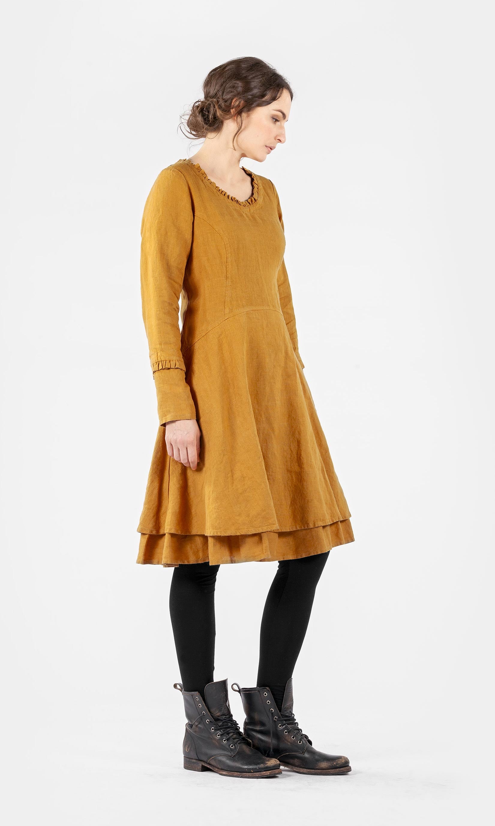 Knielang Leinenkleid mit Rüschendetails