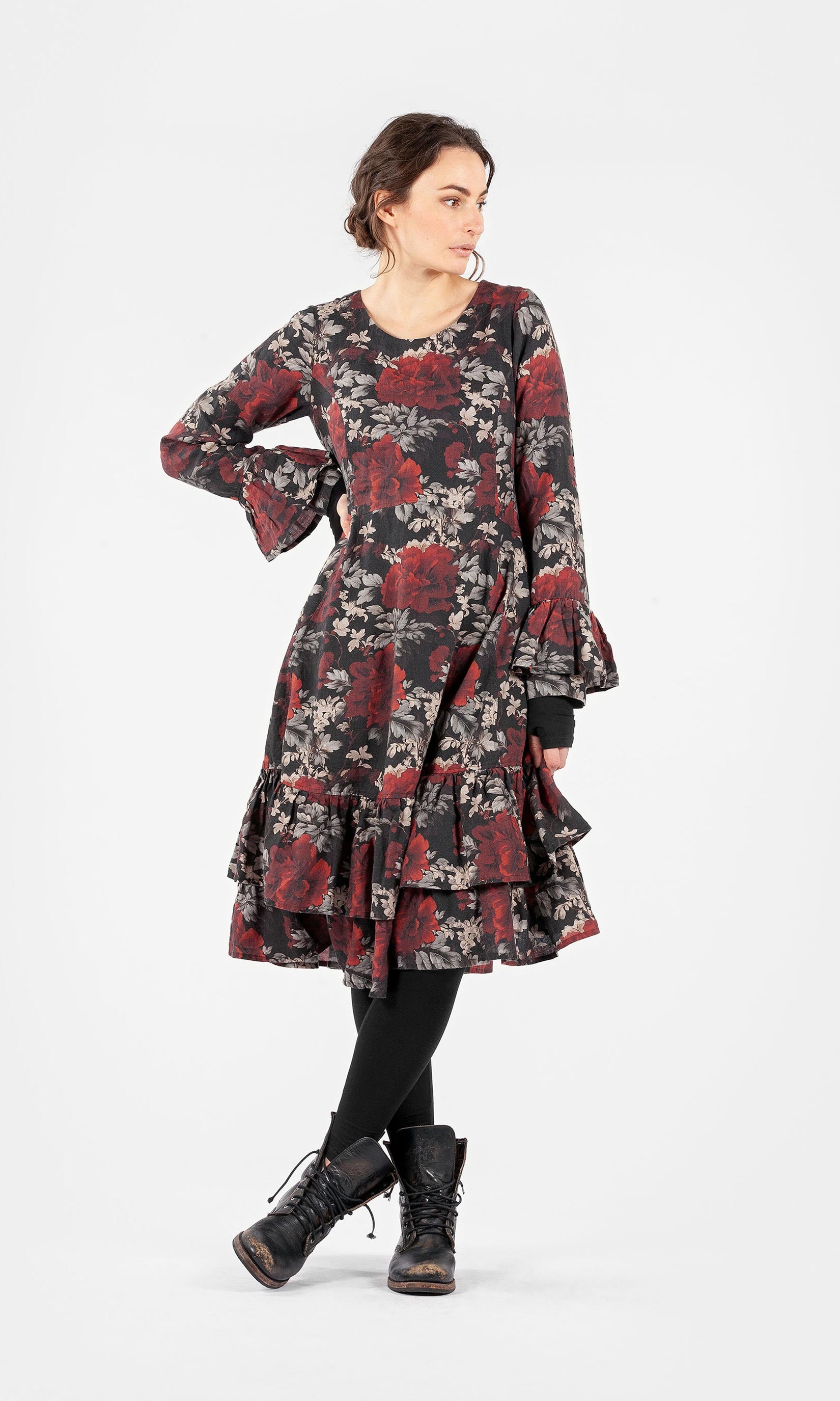 Leinenkleid mit Rüschen am Saum und an den Ärmelbündchen