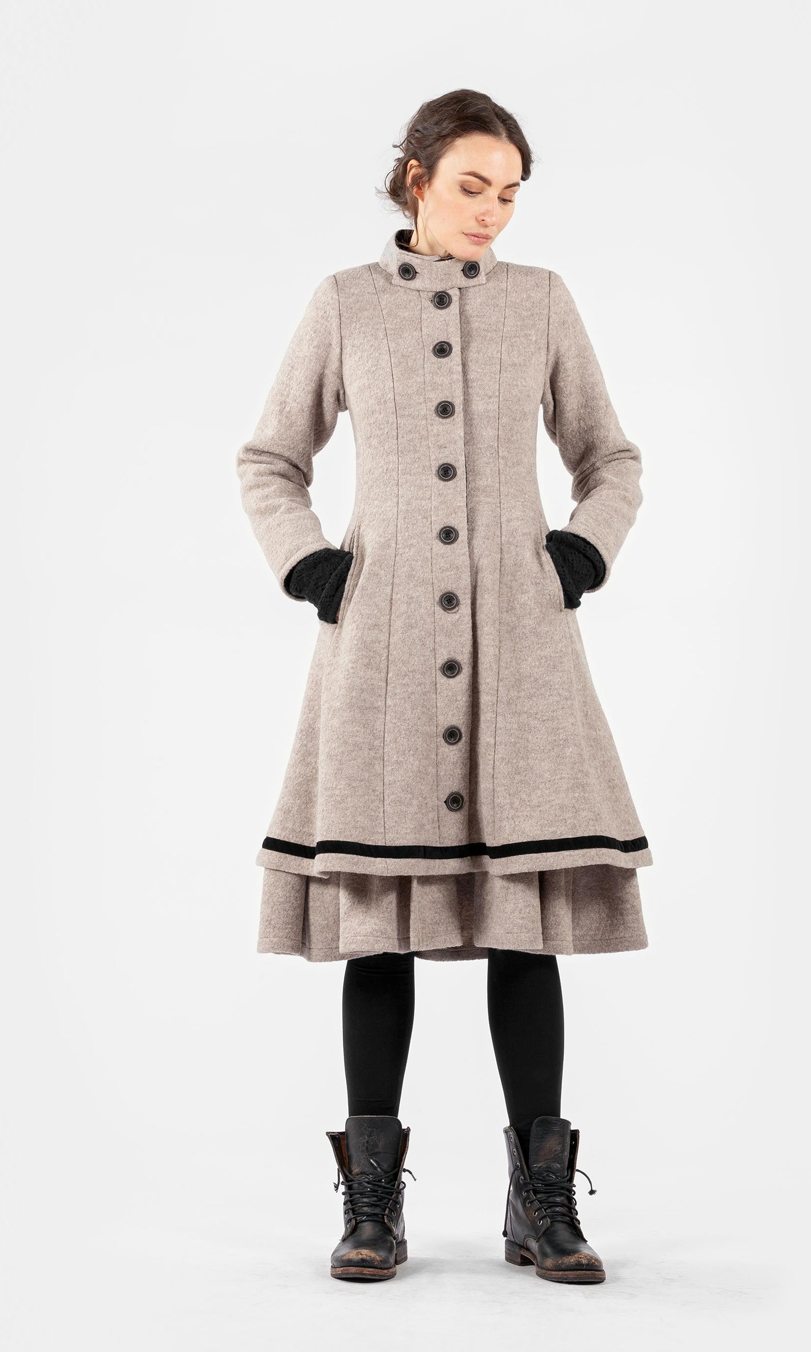 Fitted double-layered buttoned wool coat with collar