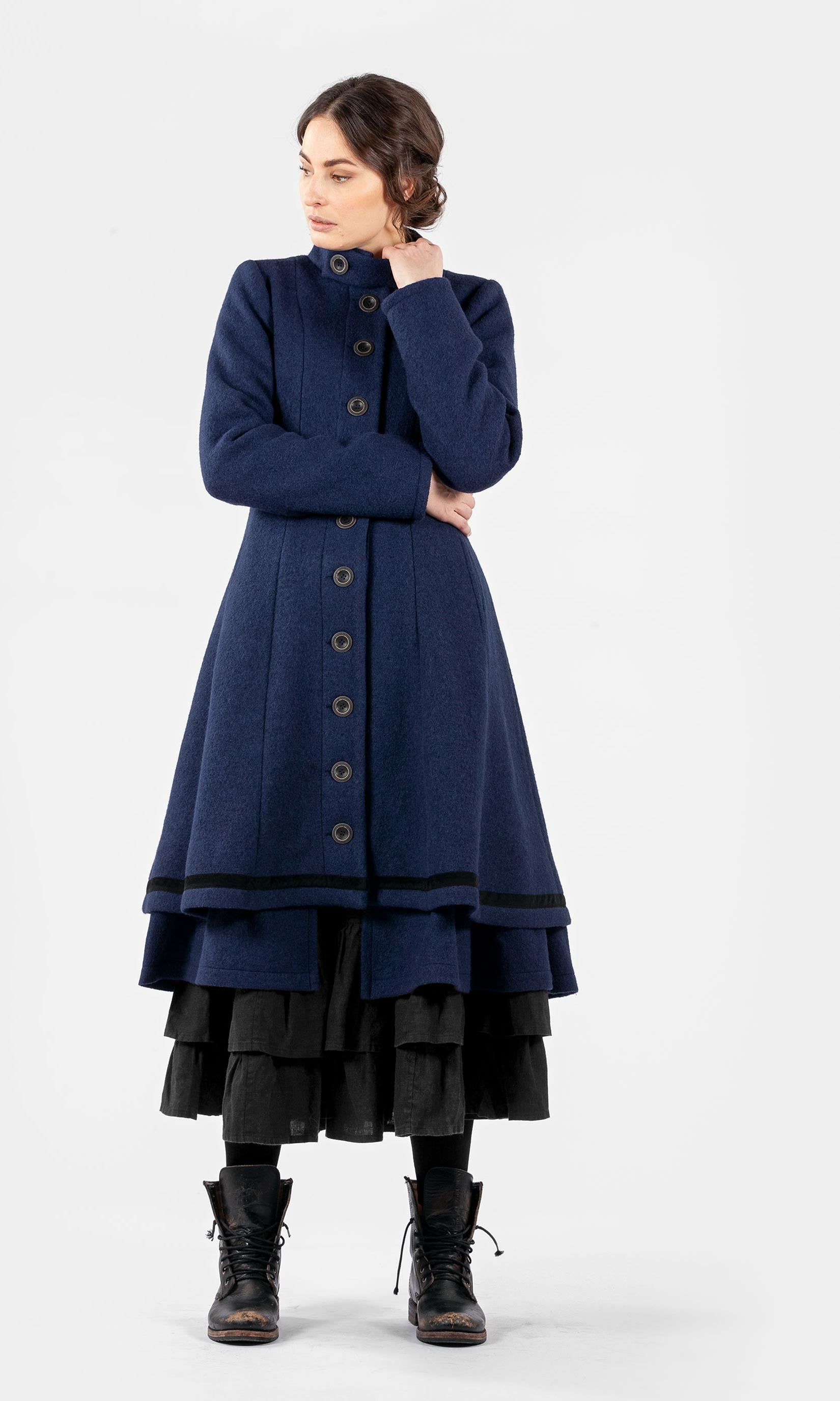 Fitted double-layered buttoned wool coat with collar