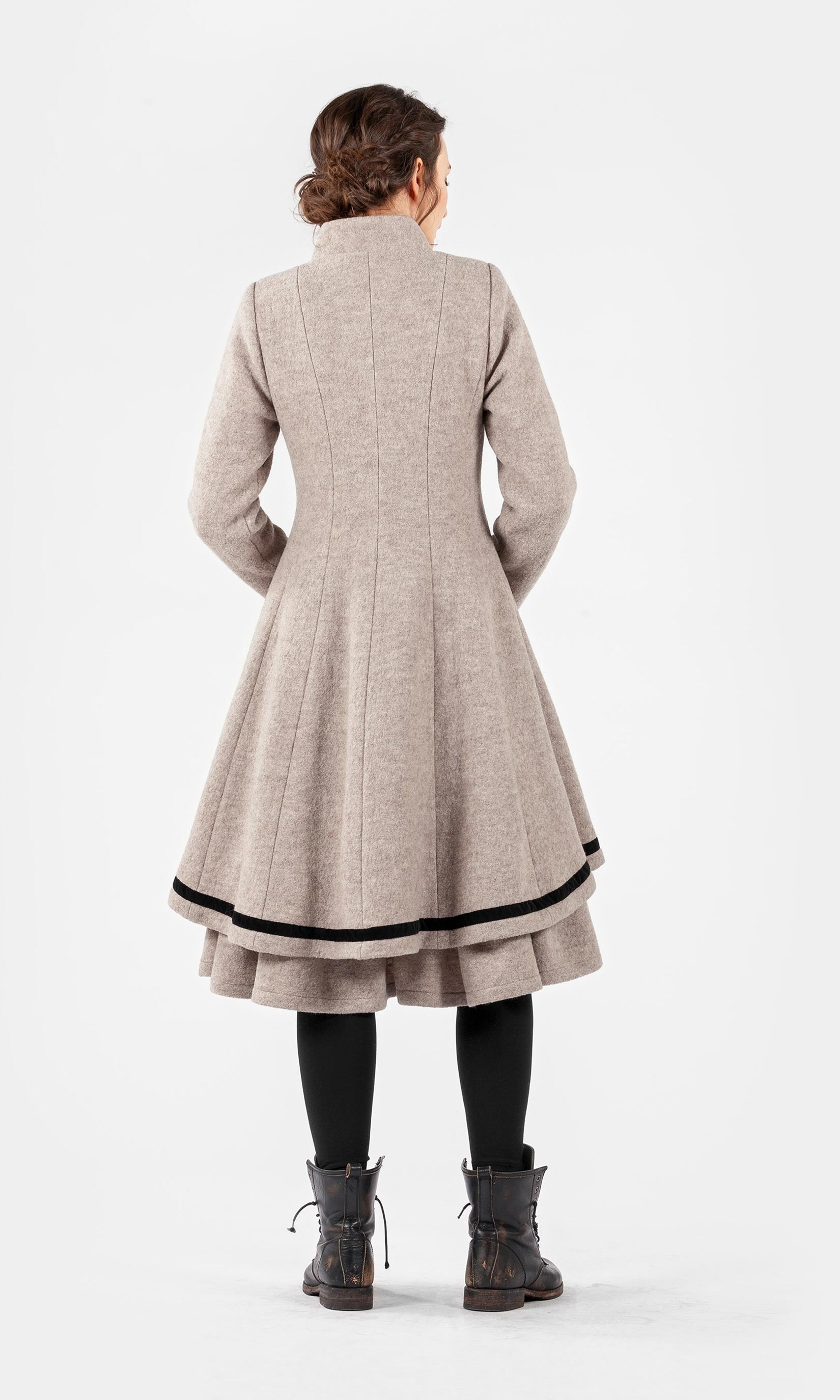 Fitted double-layered buttoned wool coat with collar