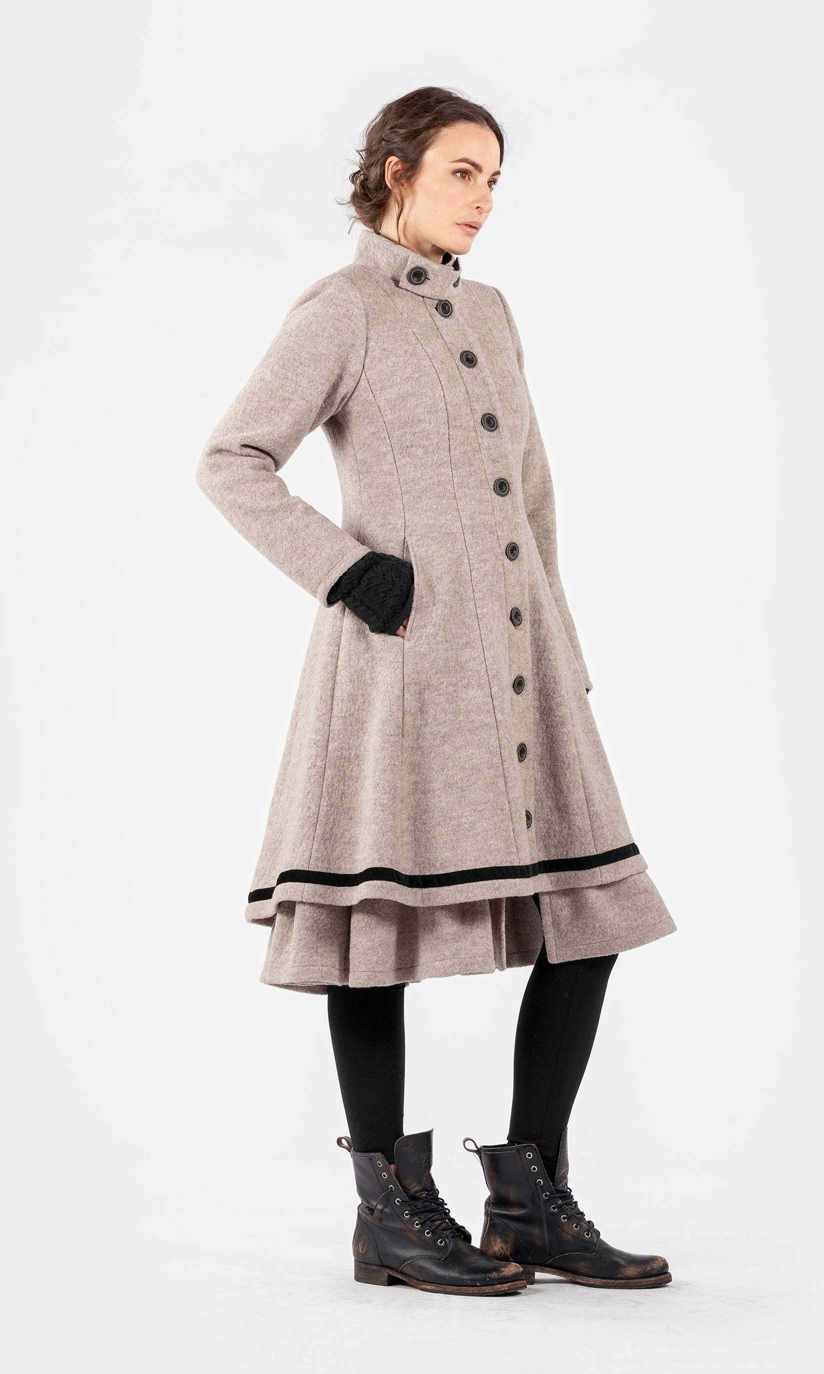 Fitted double-layered buttoned wool coat with collar