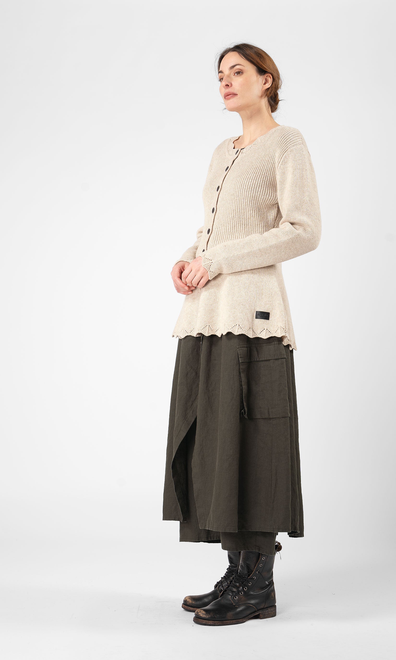 Maßgeschneidert Strickjacke aus Wolle mit Knopfverschluss