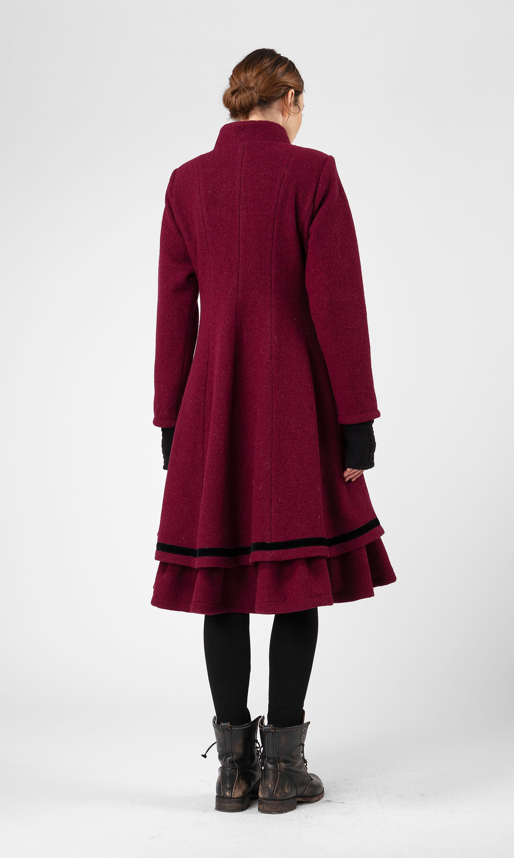 Fitted double-layered buttoned wool coat with collar