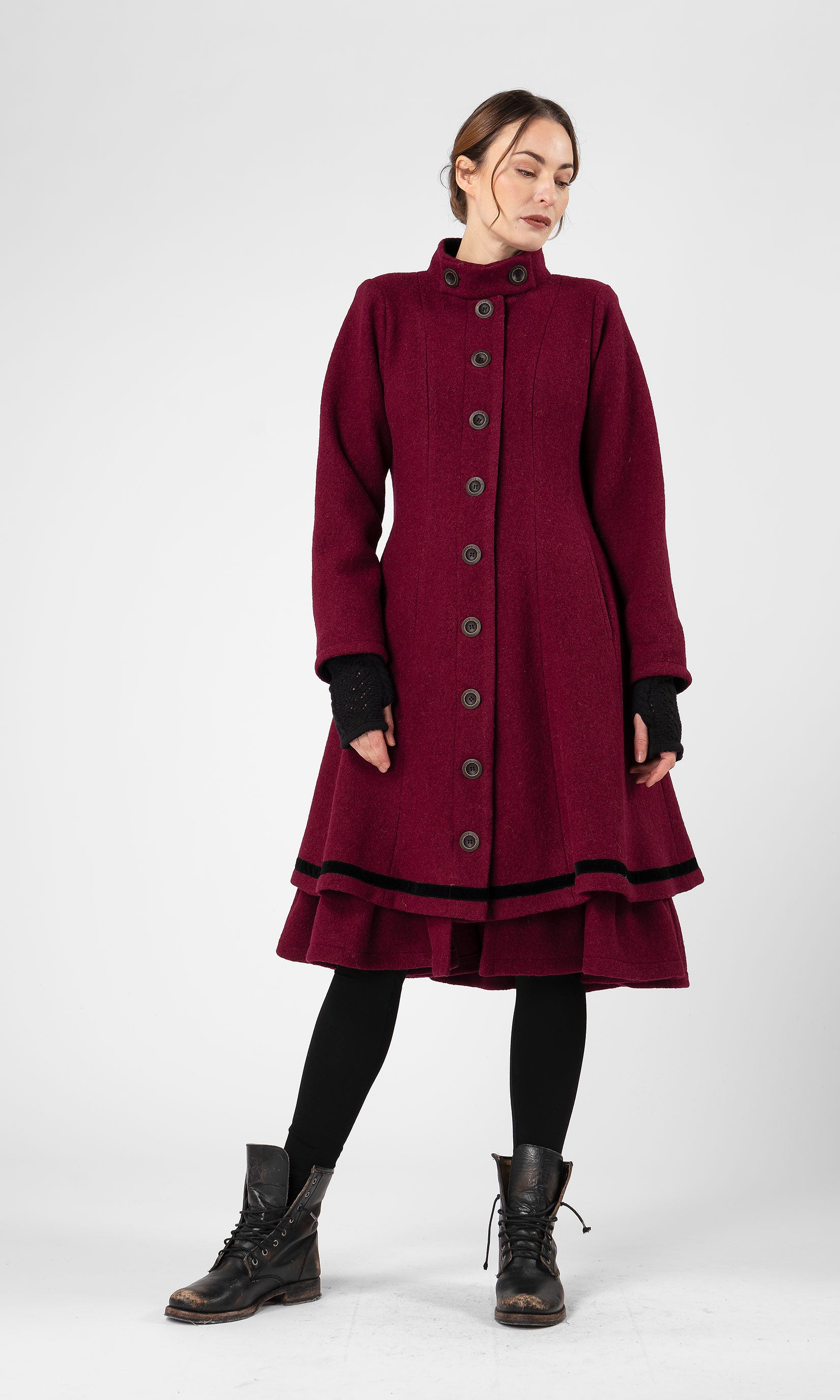 Fitted double-layered buttoned wool coat with collar