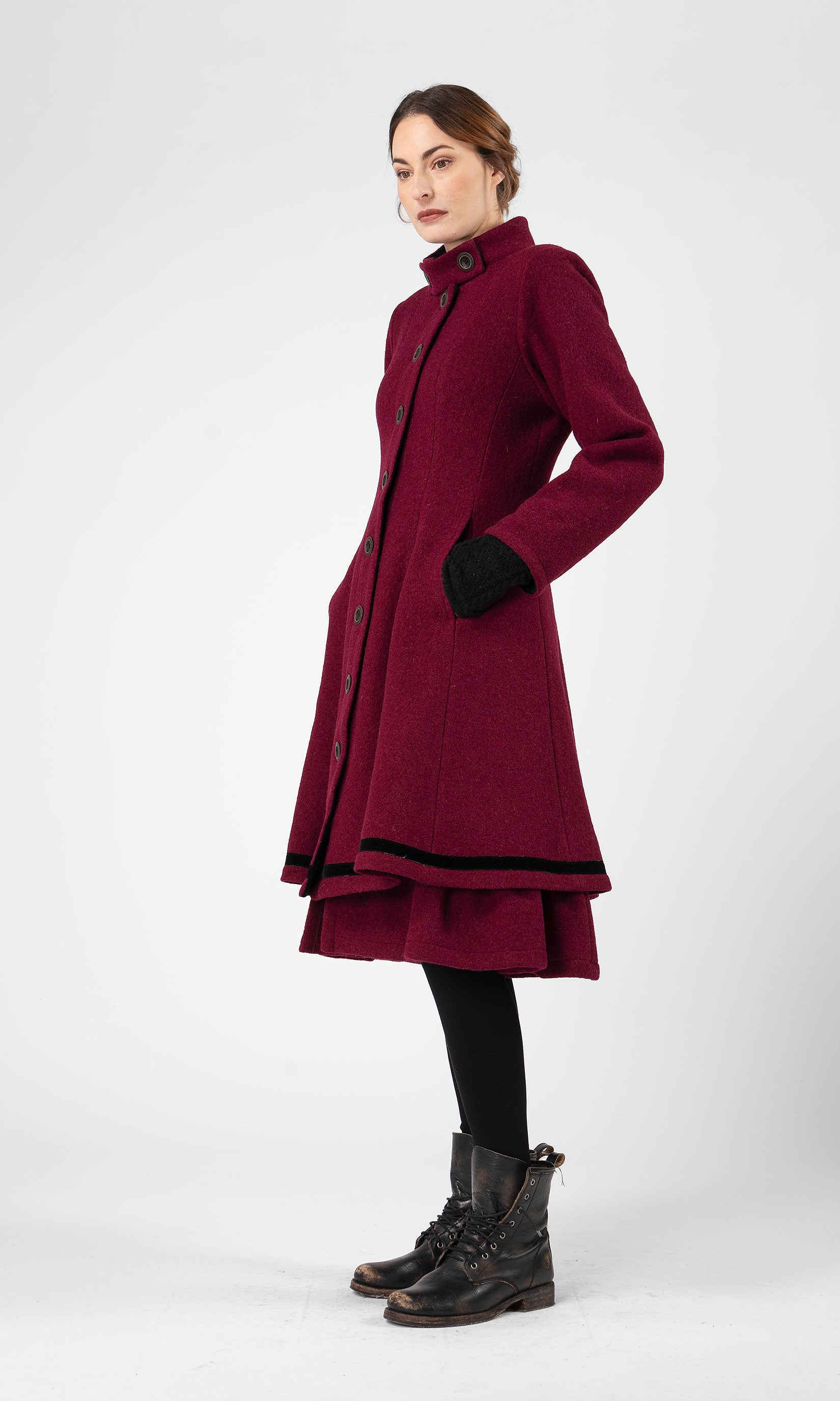 Fitted double-layered buttoned wool coat with collar