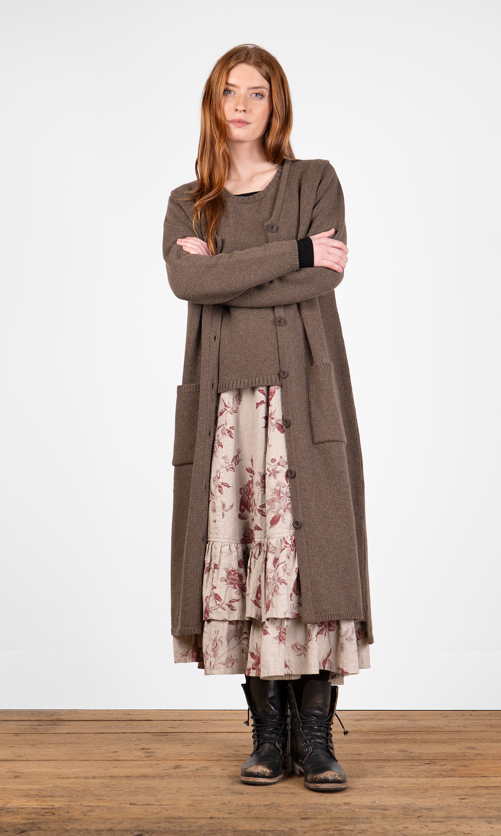 Lange gestrickte Wollstrickjacke mit V-Ausschnitt