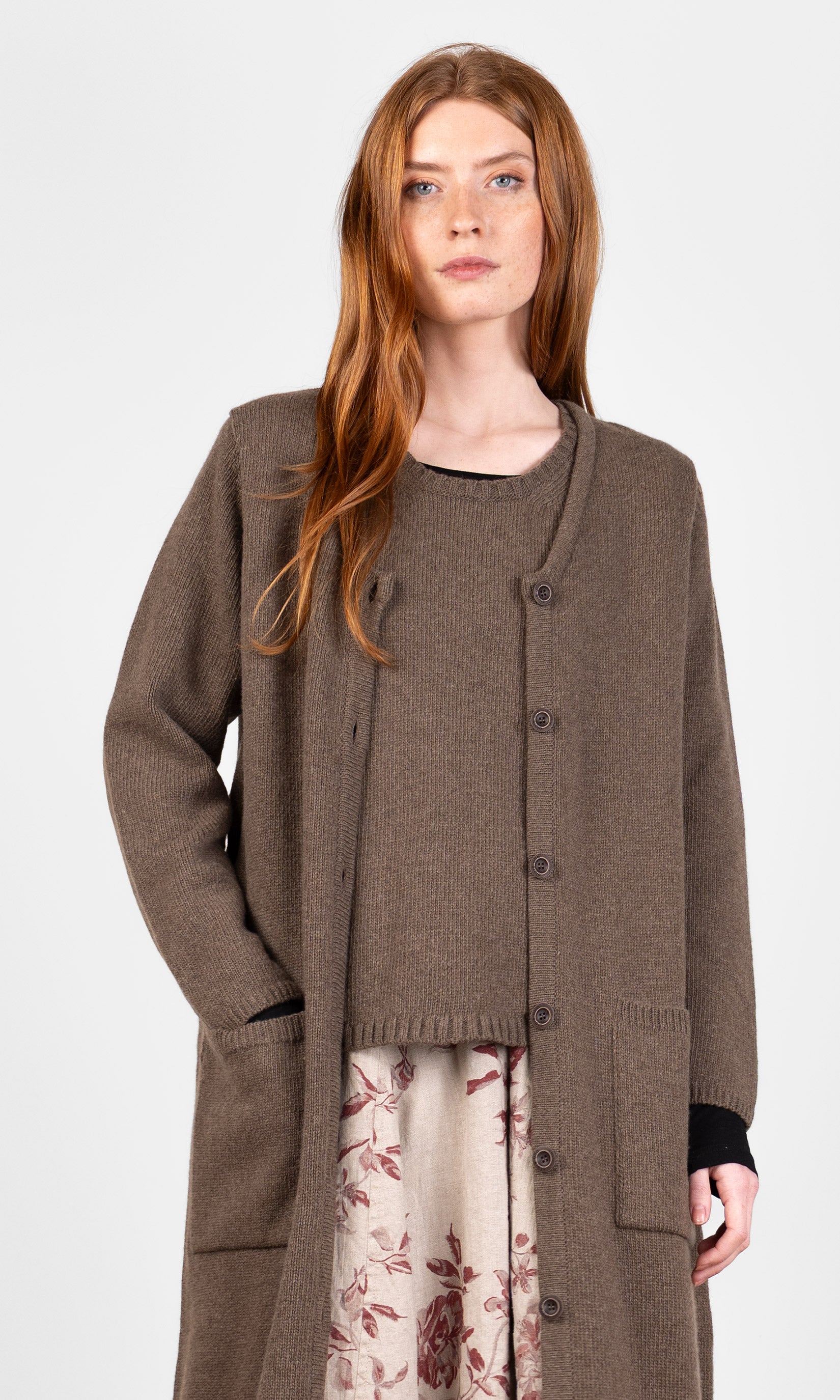 Lange gestrickte Wollstrickjacke mit V-Ausschnitt