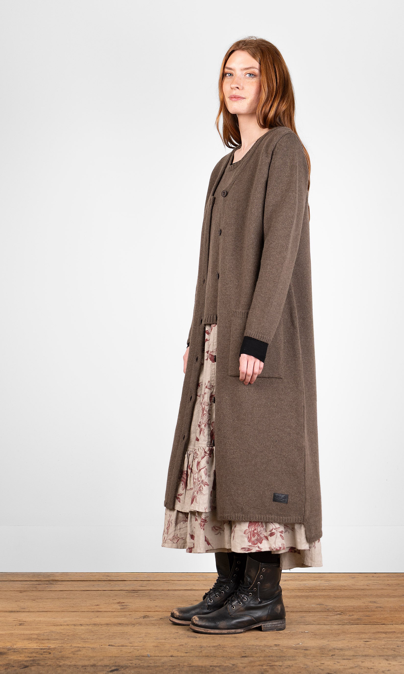 Lange gestrickte Wollstrickjacke mit V-Ausschnitt
