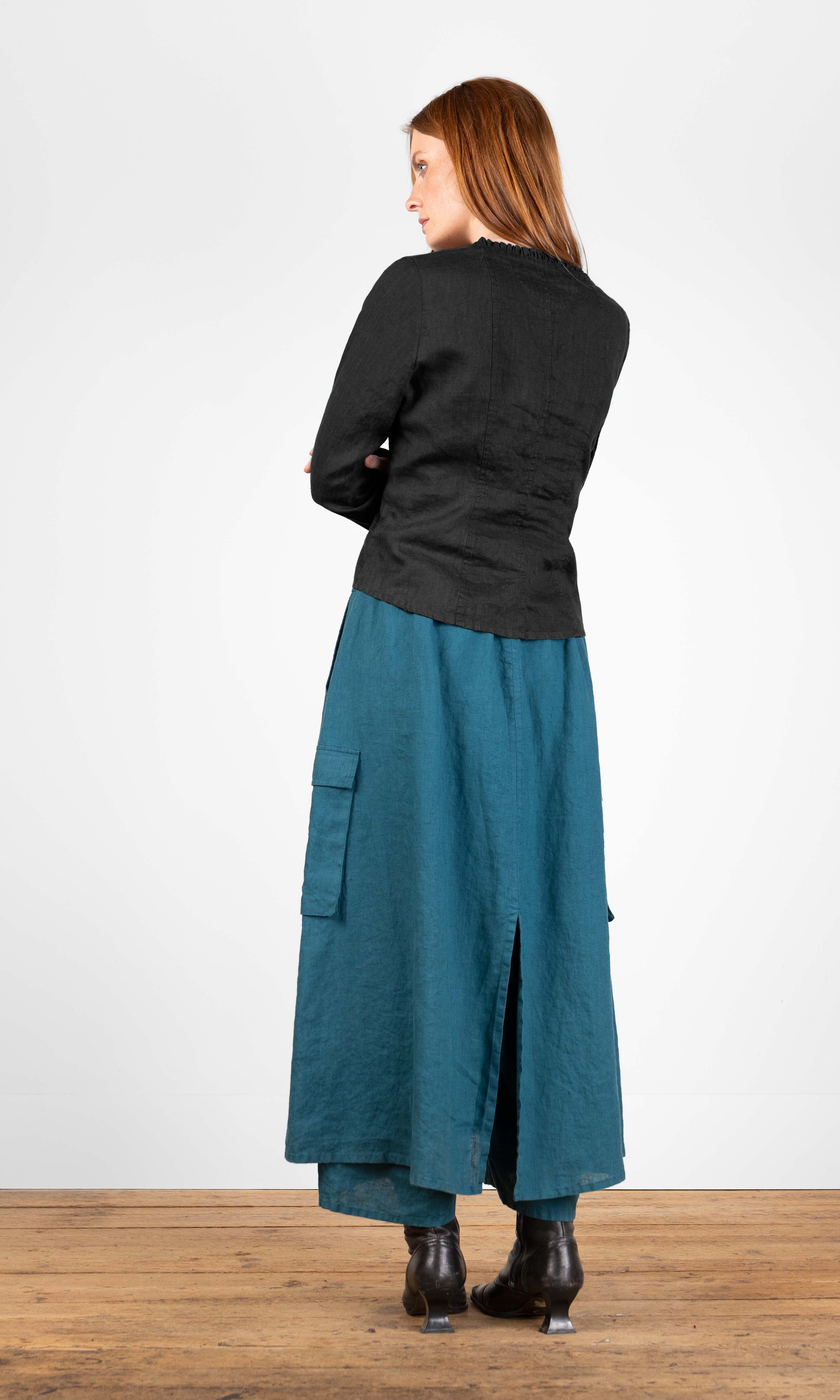 Blus med volangdetaljer, figursydd svart