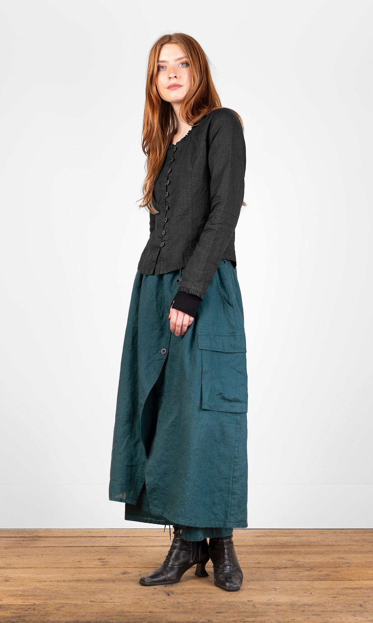 Blus med volangdetaljer, figursydd, sida, svart - Olars Ulla