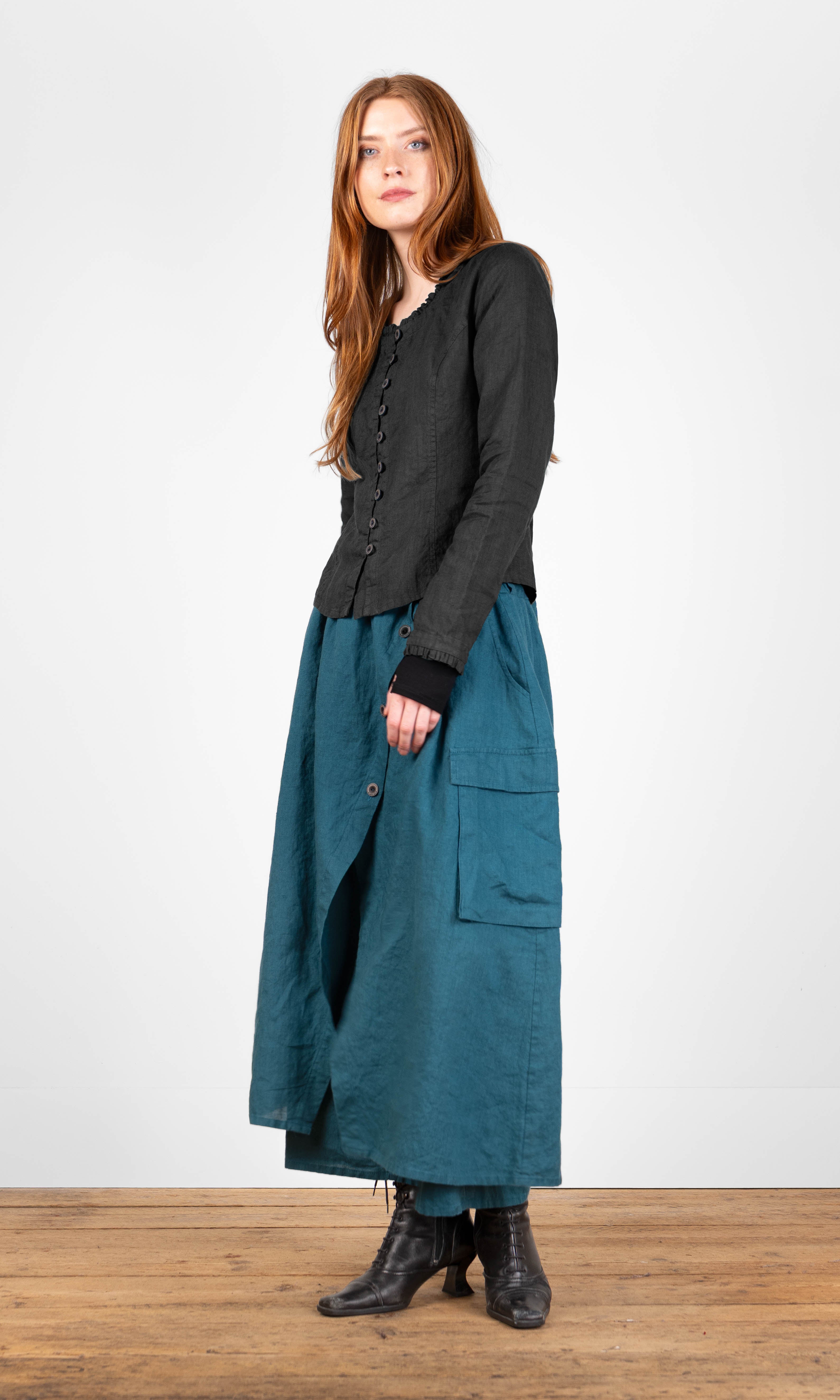 Blus med volangdetaljer, figursydd svart