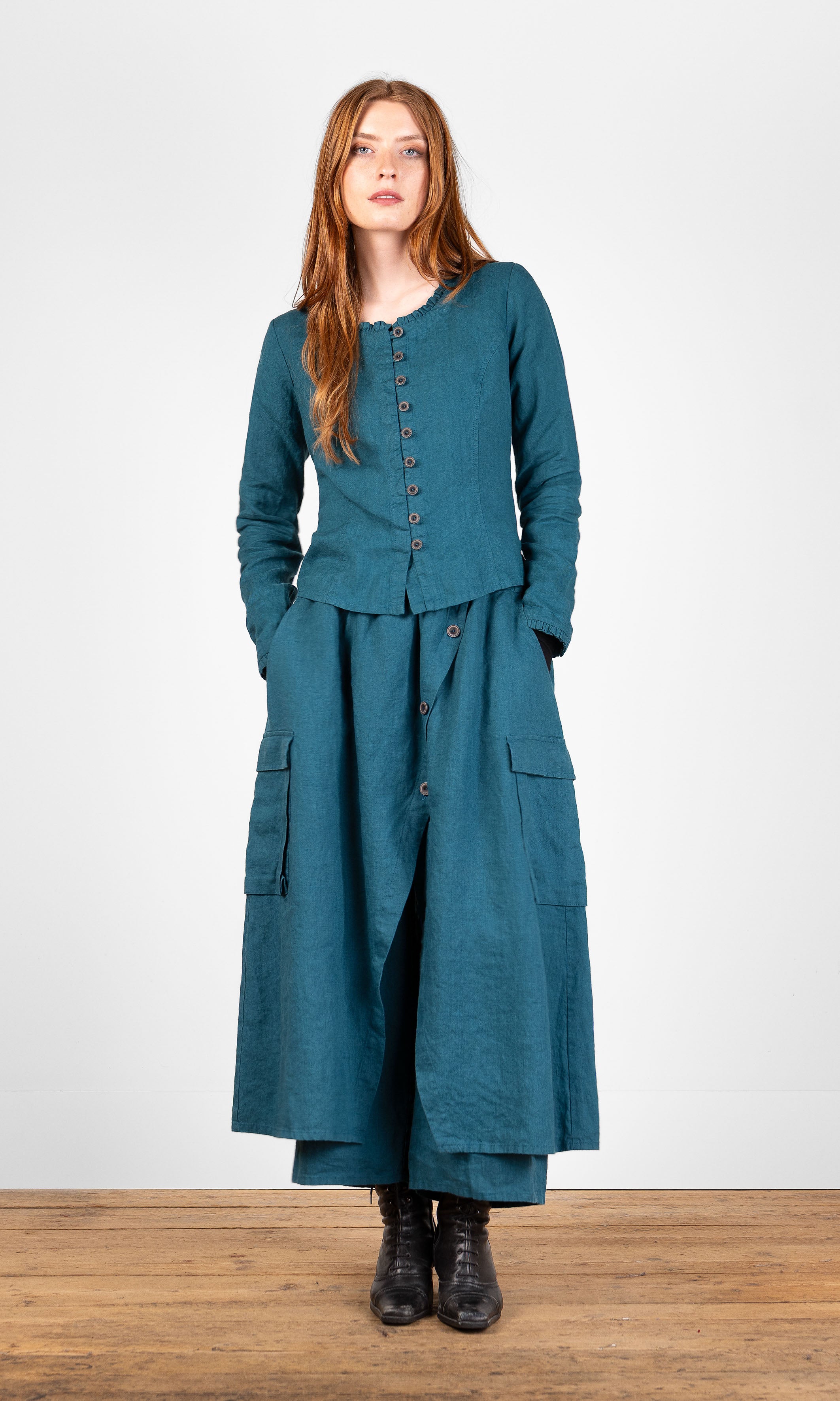 Figursydd bluse med volangdetaljer