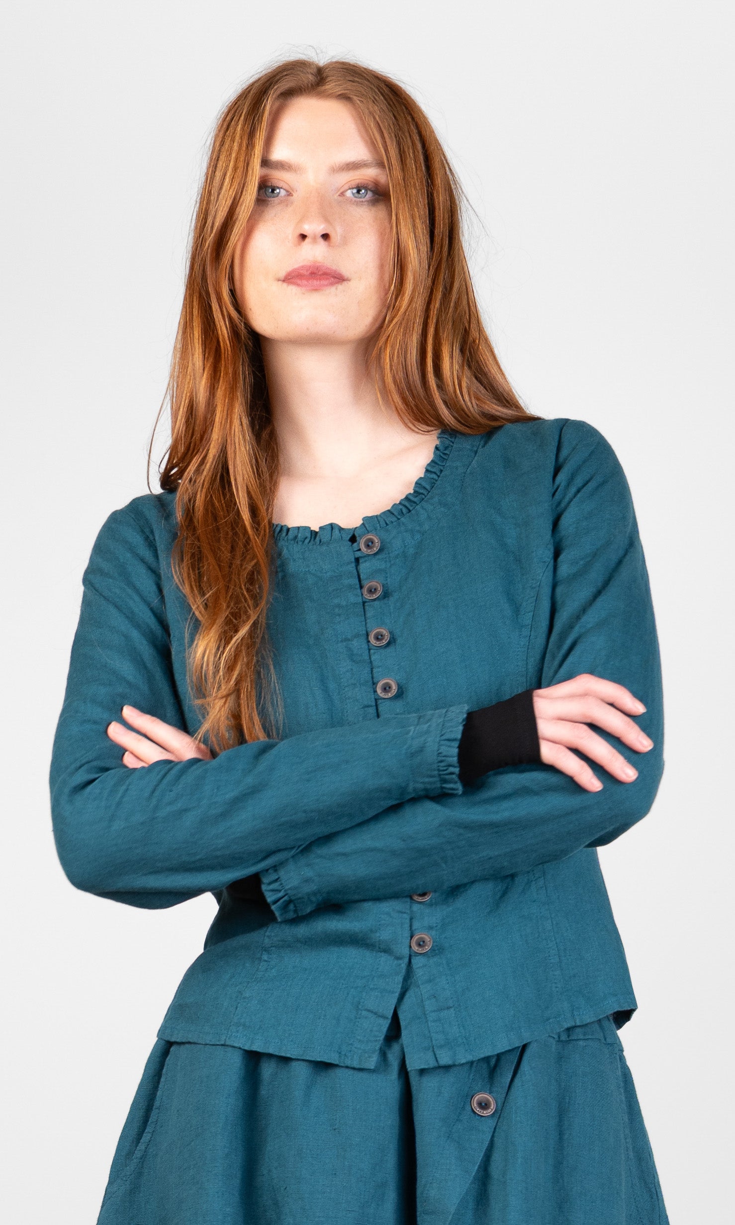 Figursydd bluse med volangdetaljer