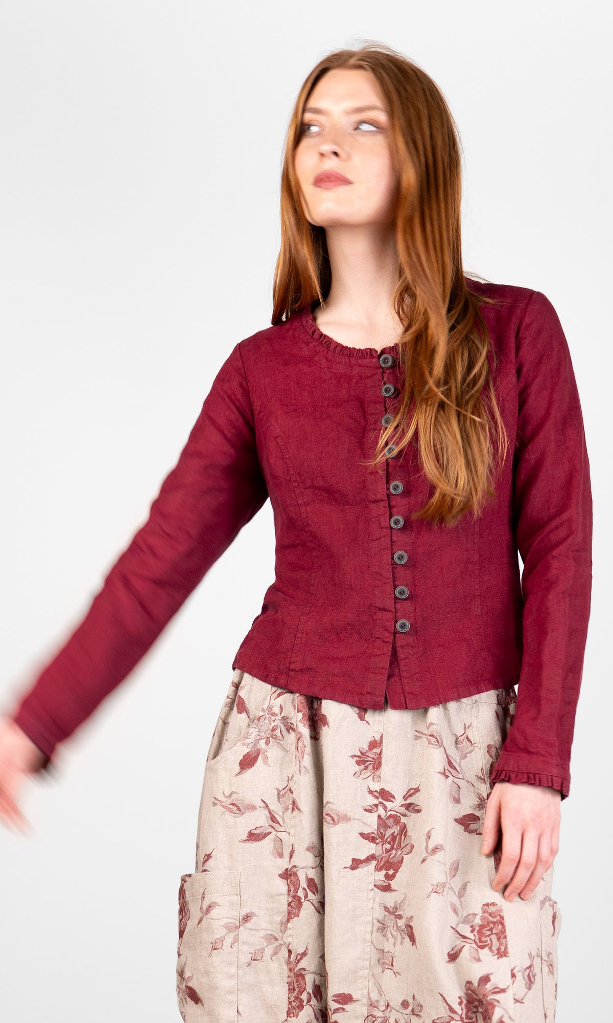 Blus med volangdetaljer, figursydd, närbild, röd - Olars Ulla