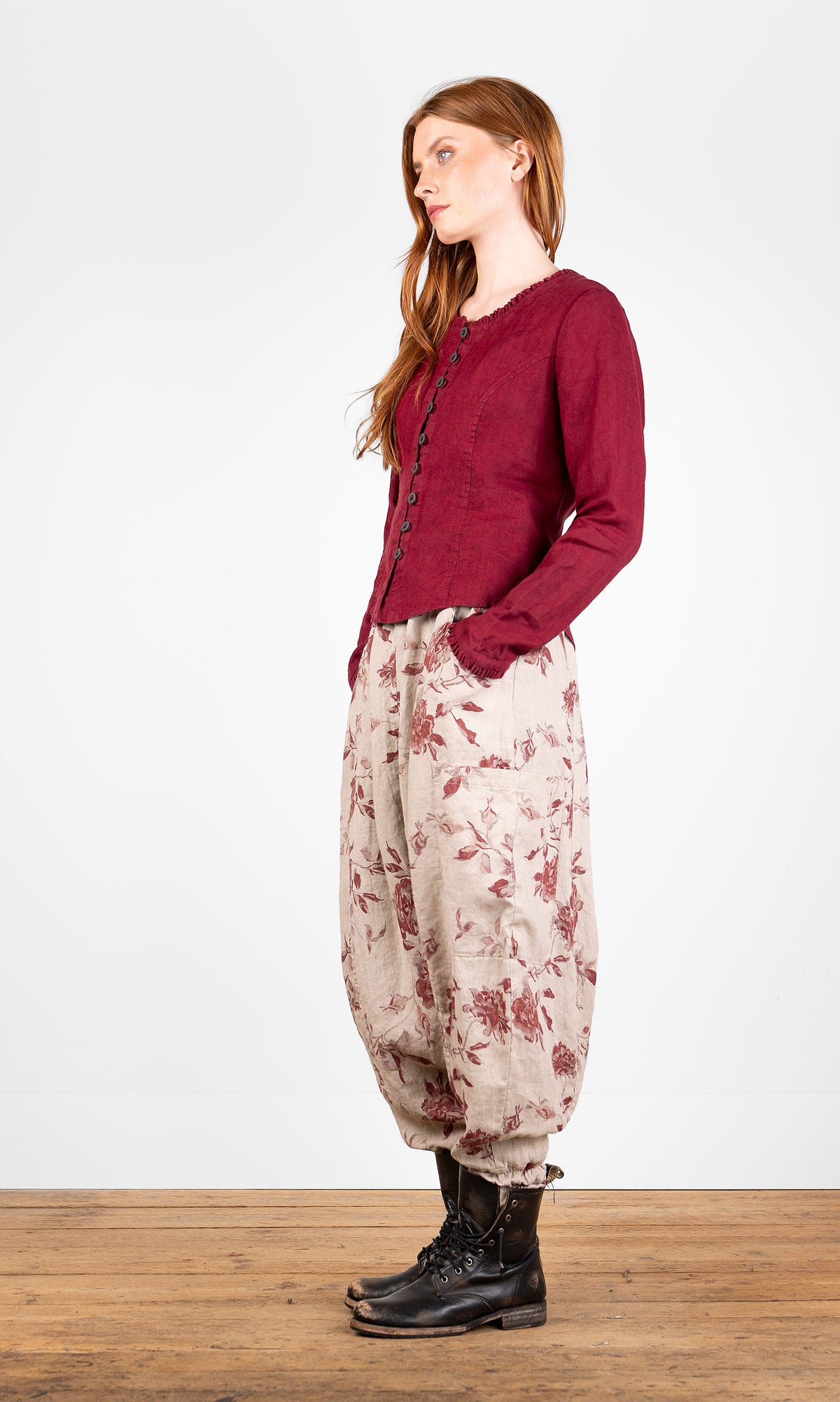 Blus med volangdetaljer, figursydd, sida, röd - Olars Ulla
