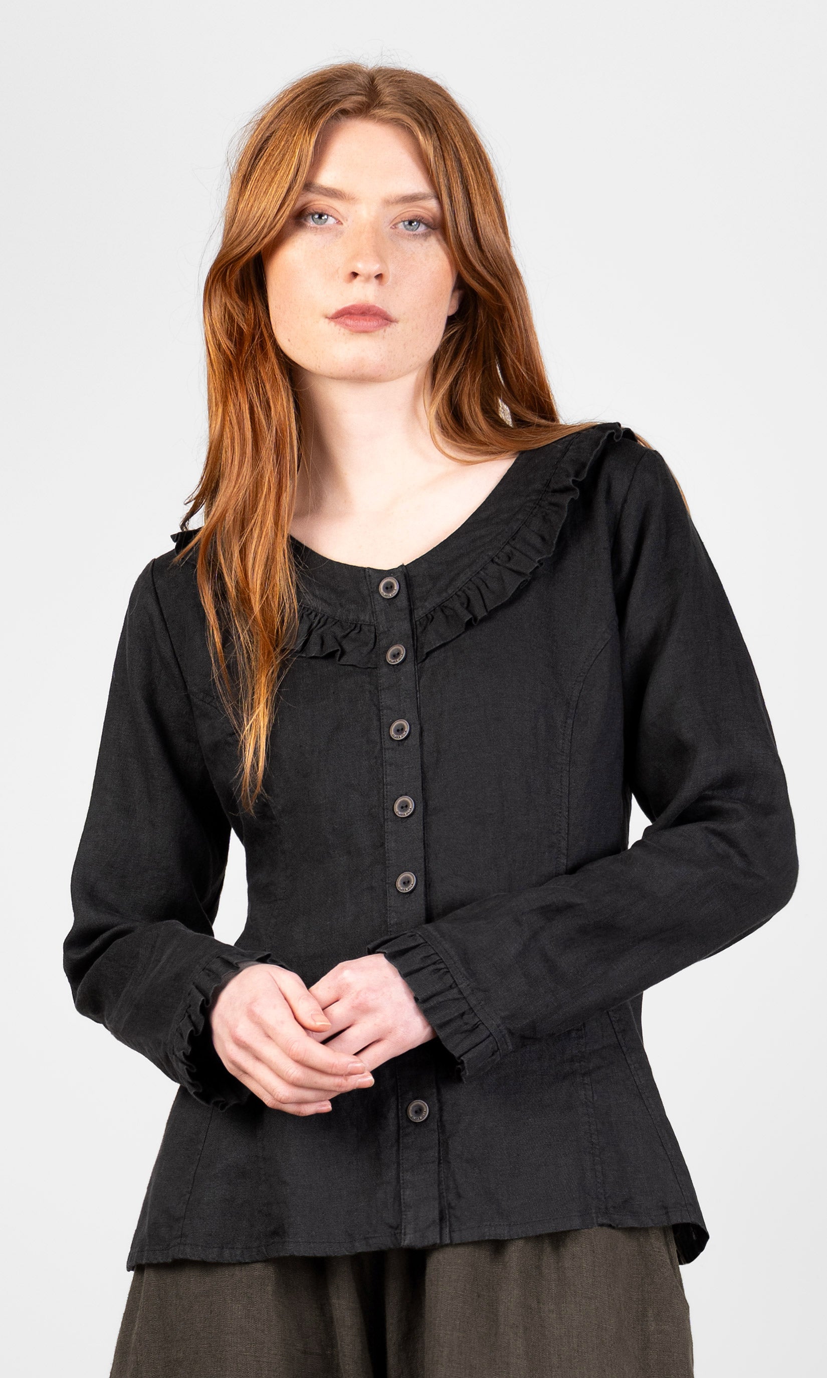 Blus med volanger och knäppning, svart - Olars Ulla