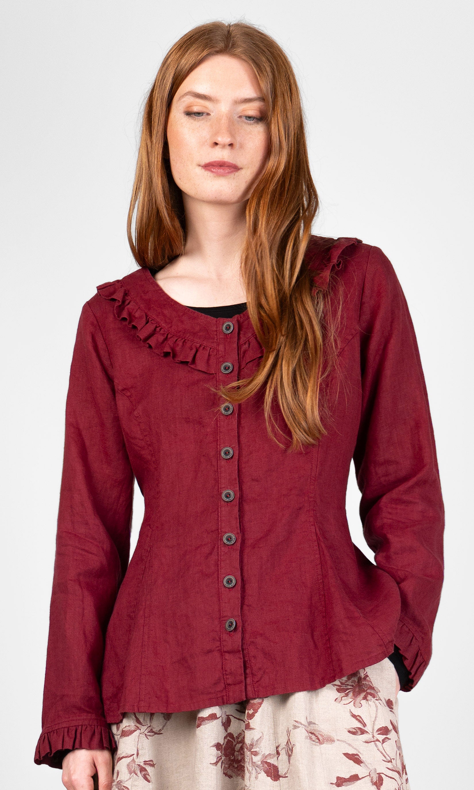 Bluse med volanger og knappelukking