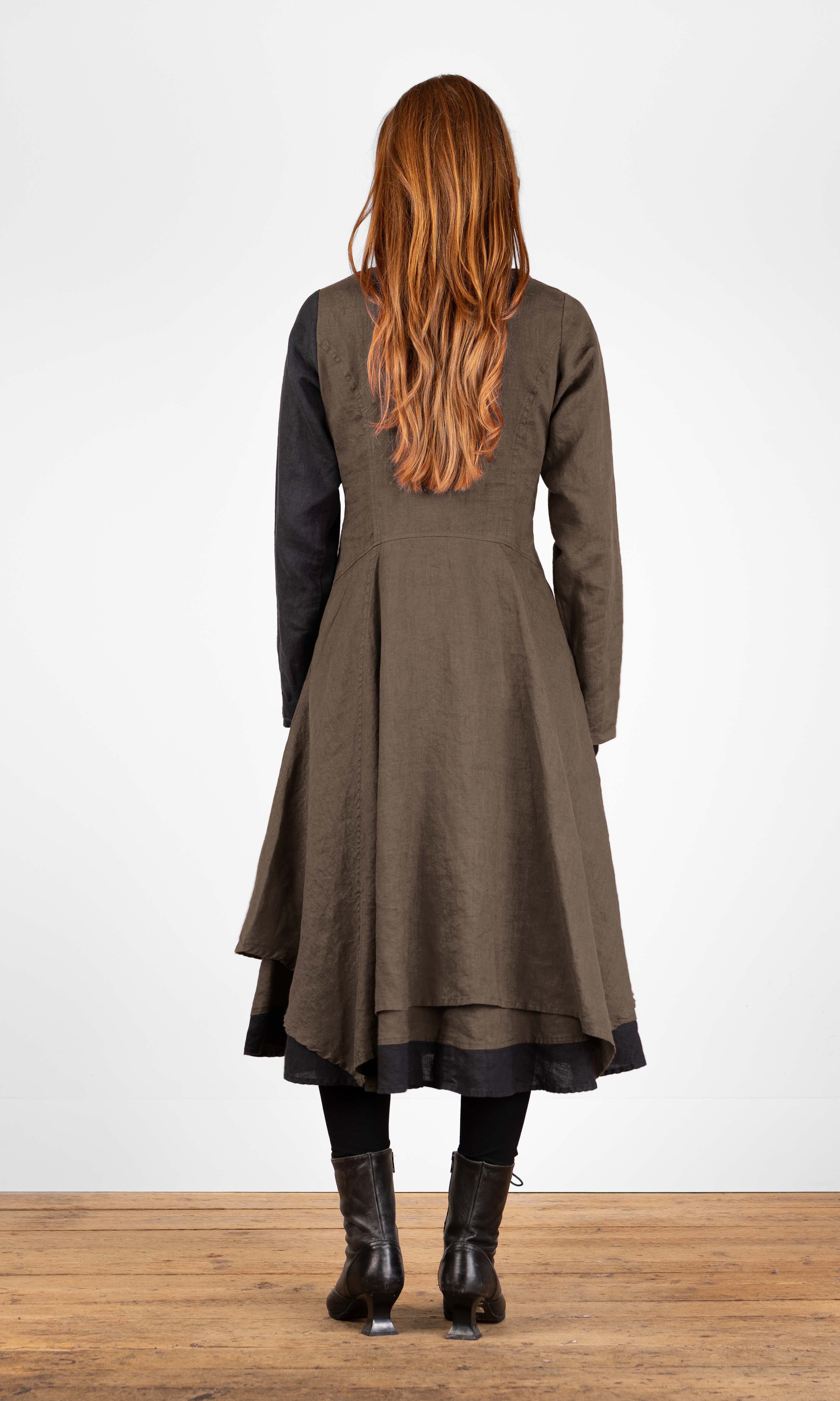 Leinenkleid mit stoffbezogenen Knöpfen