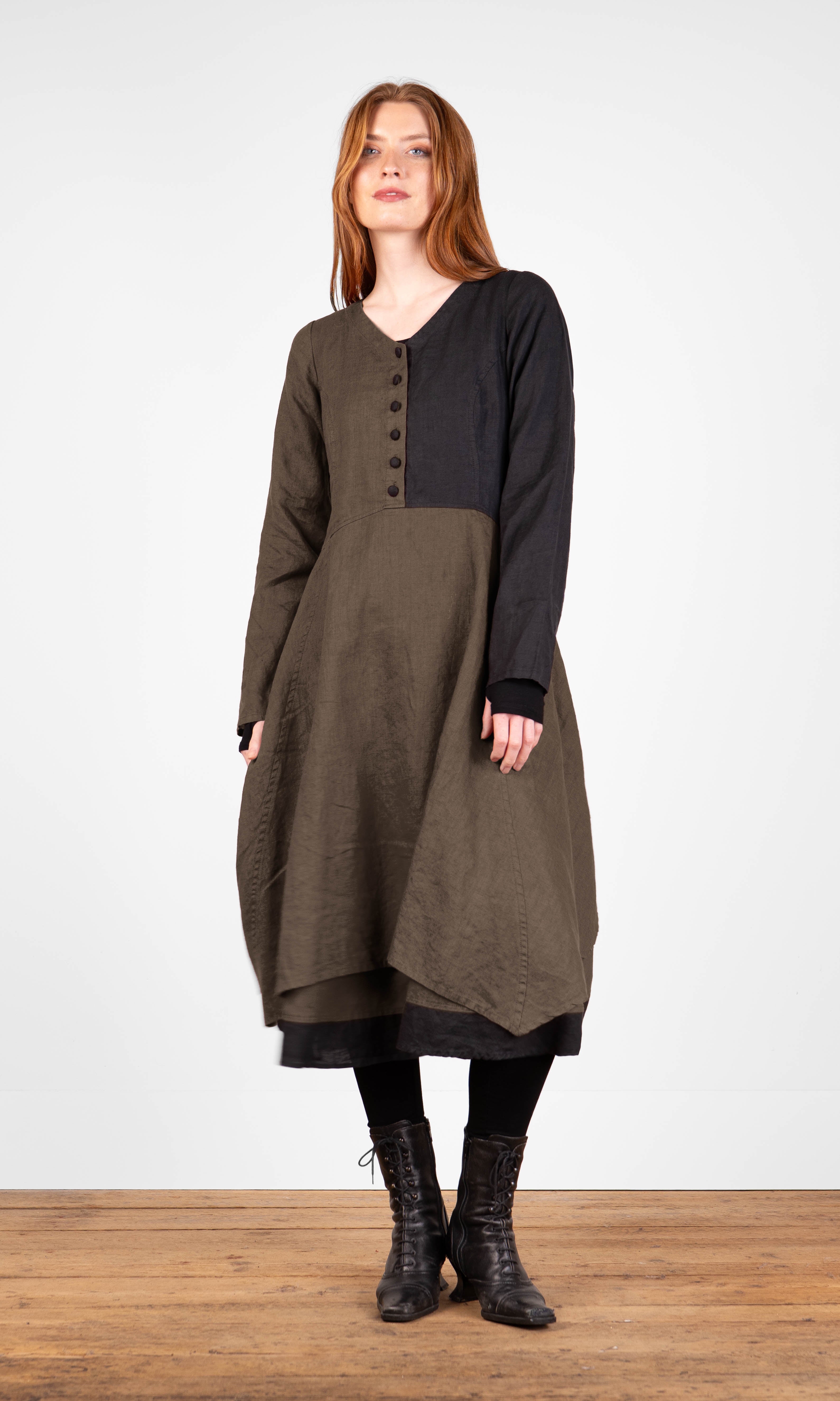 Leinenkleid mit stoffbezogenen Knöpfen