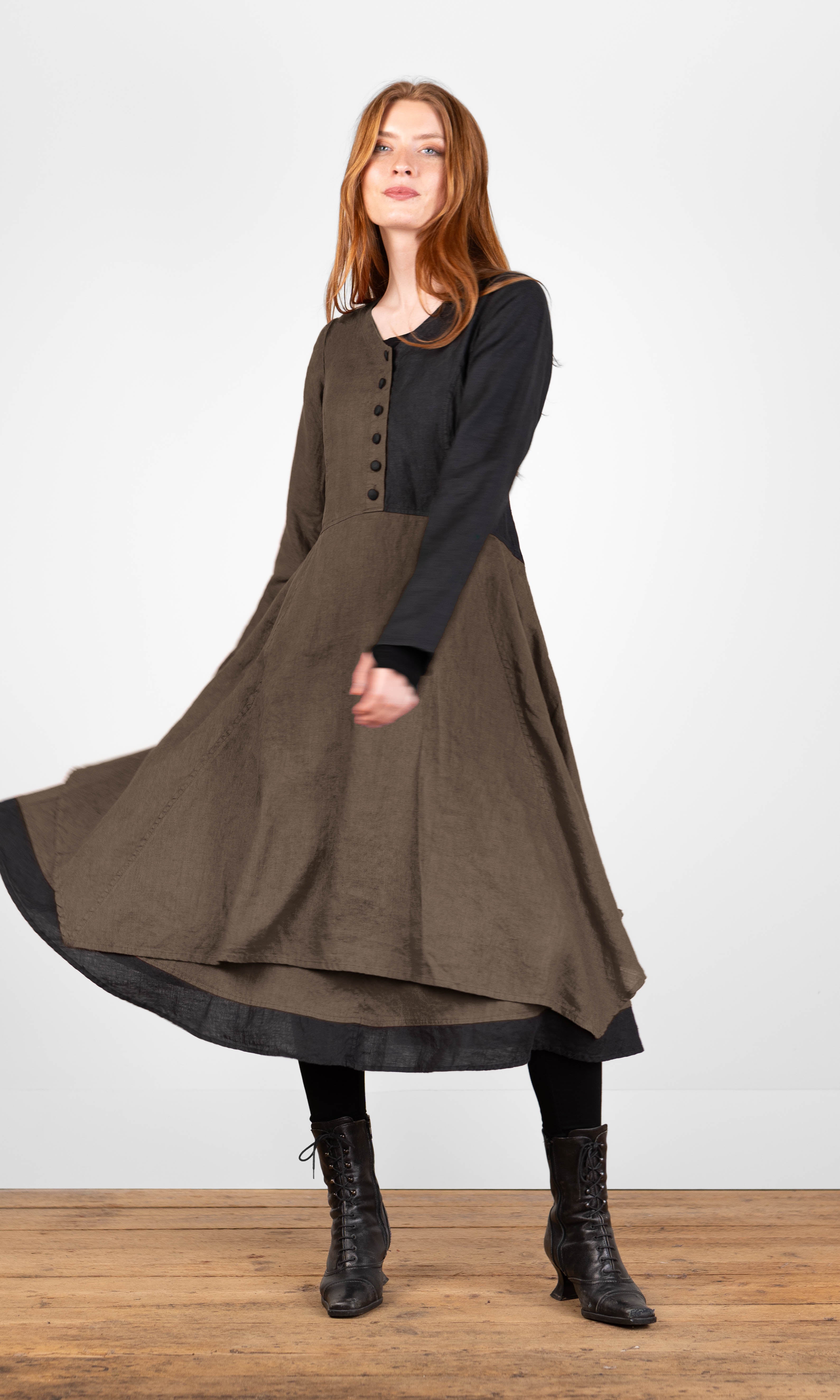 Leinenkleid mit stoffbezogenen Knöpfen