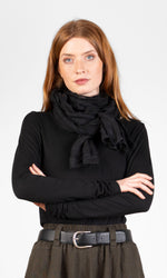 Linnescarf, rektangulär, detalj, svart - Olars Ulla