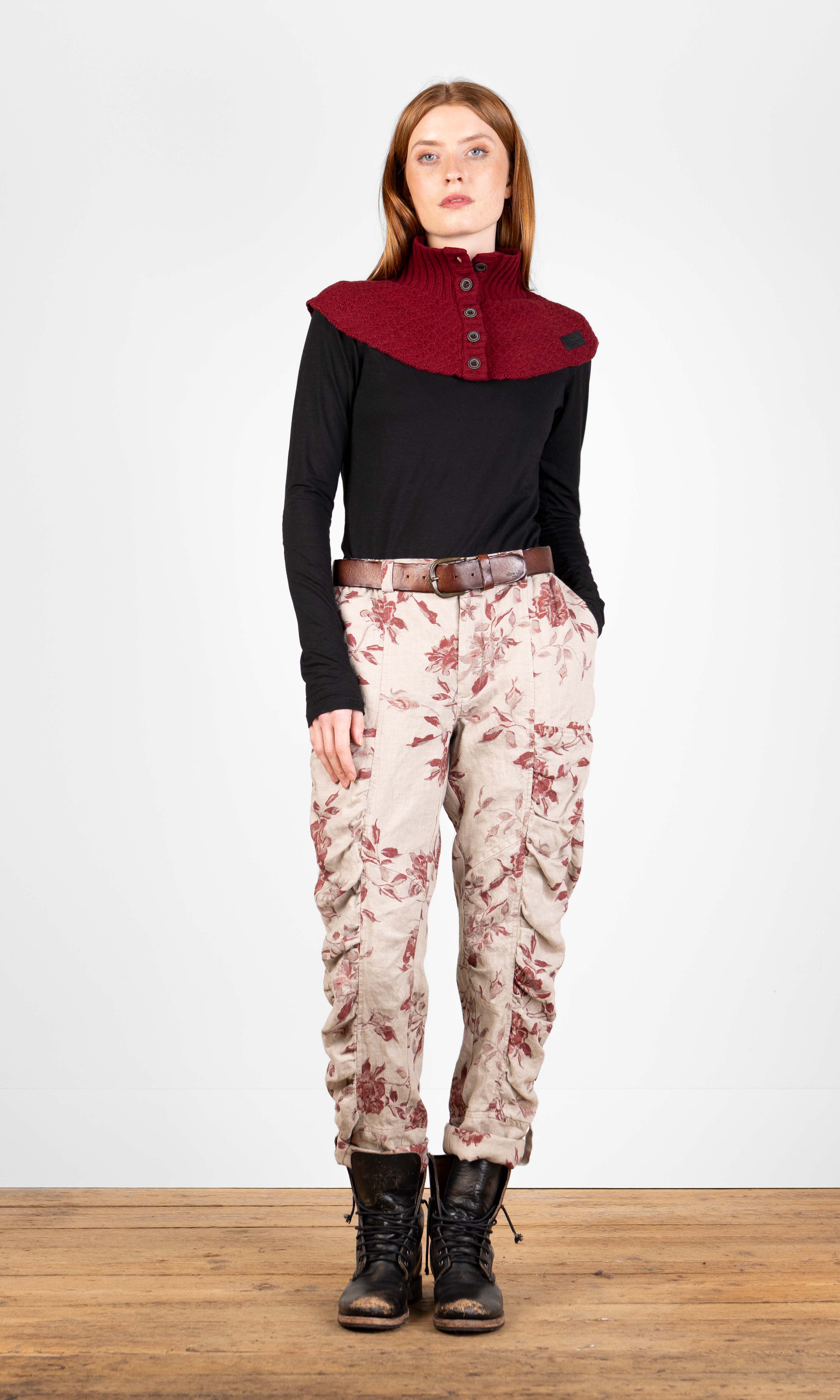 Wool collar with button fastening