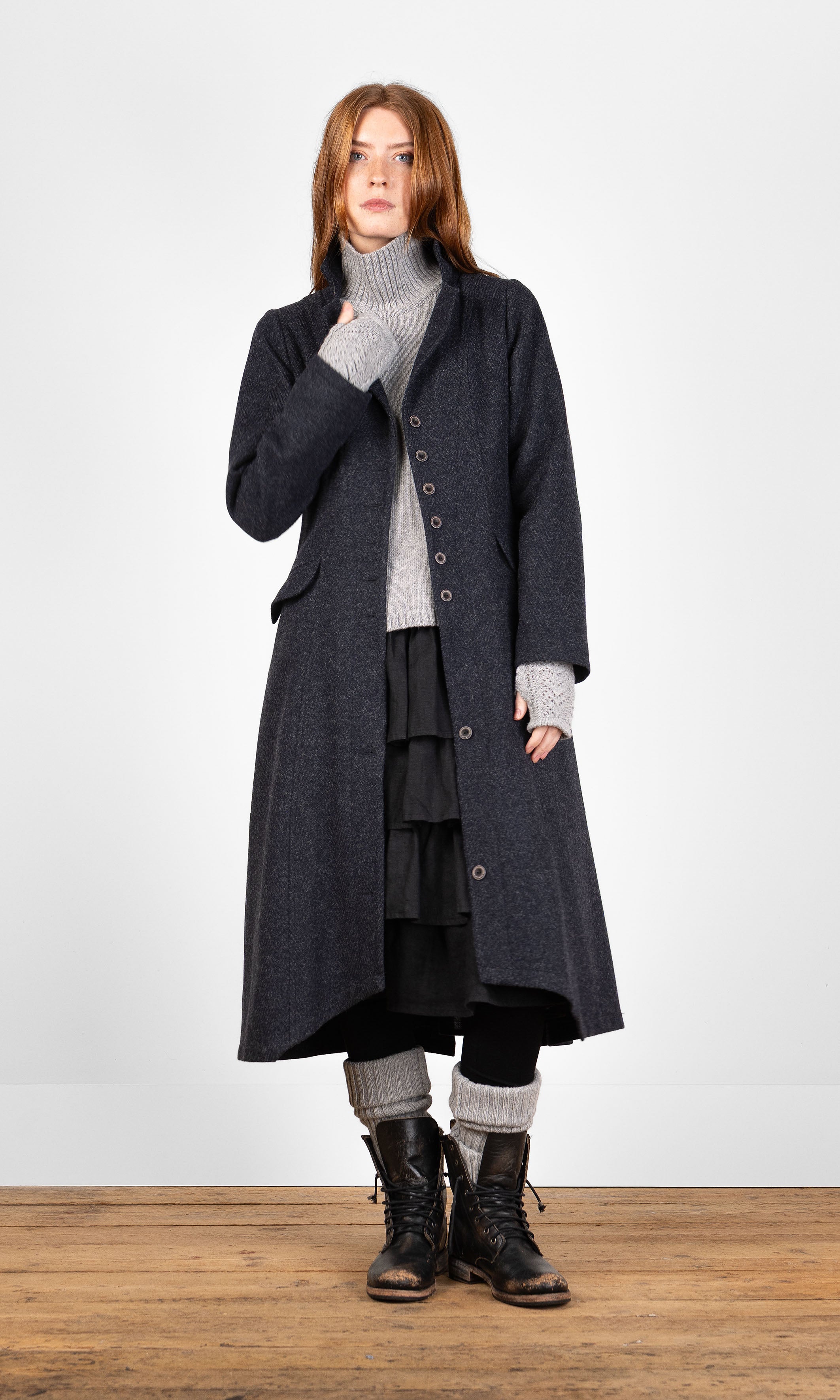 Wool coat with button fastening and collar