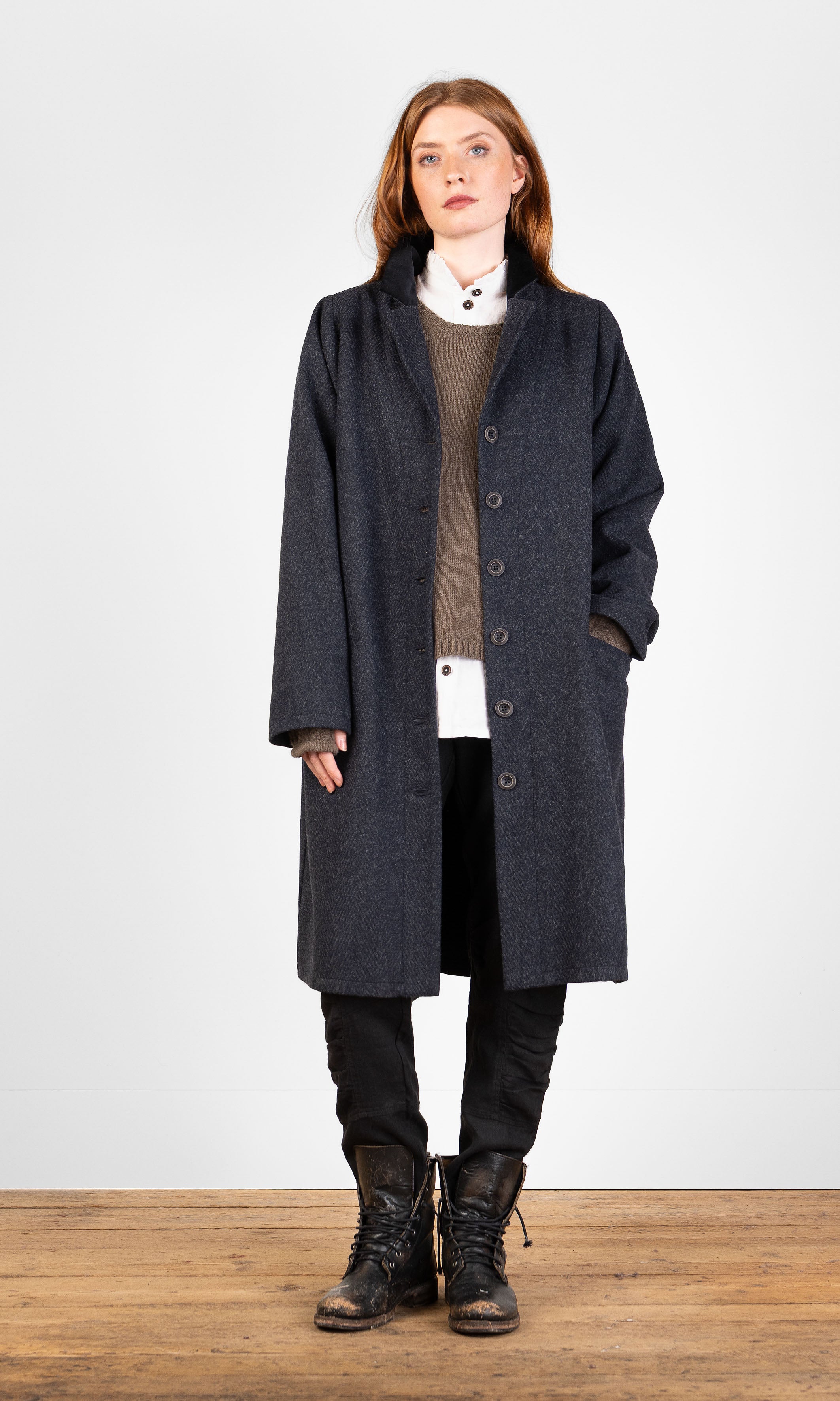 Straight-fit wool coat, lined with a velvet collar