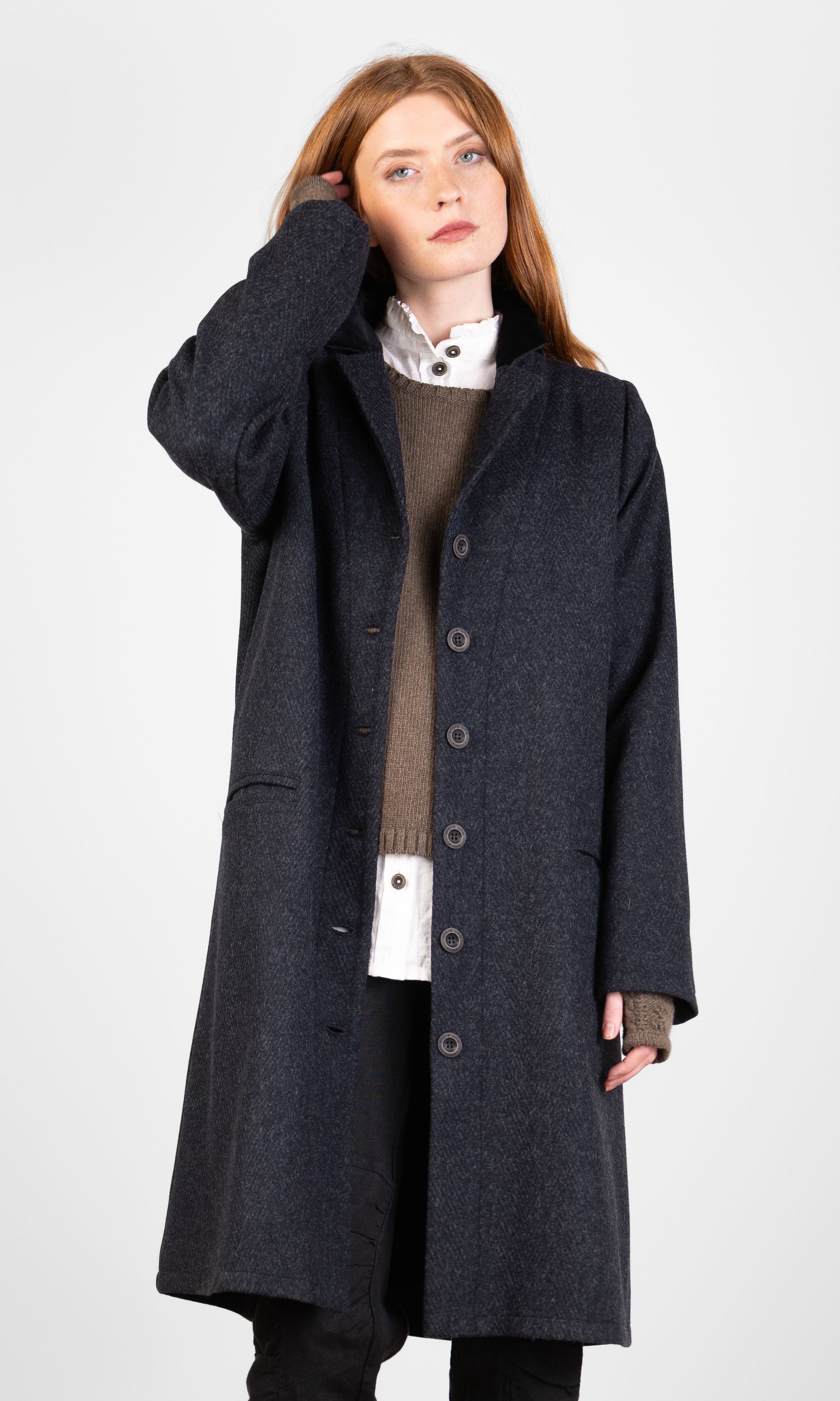 Straight-fit wool coat, lined with a velvet collar