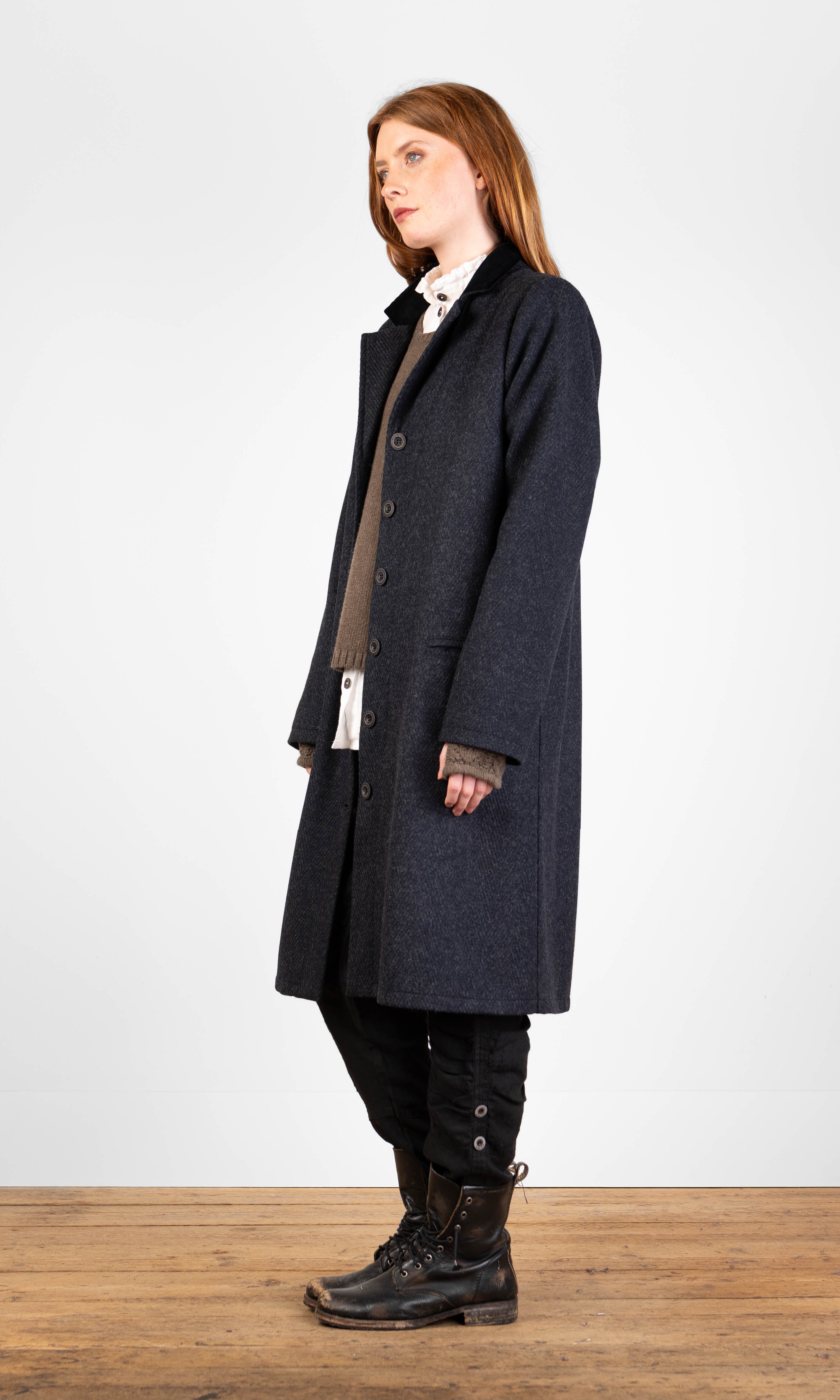 Straight-fit wool coat, lined with a velvet collar