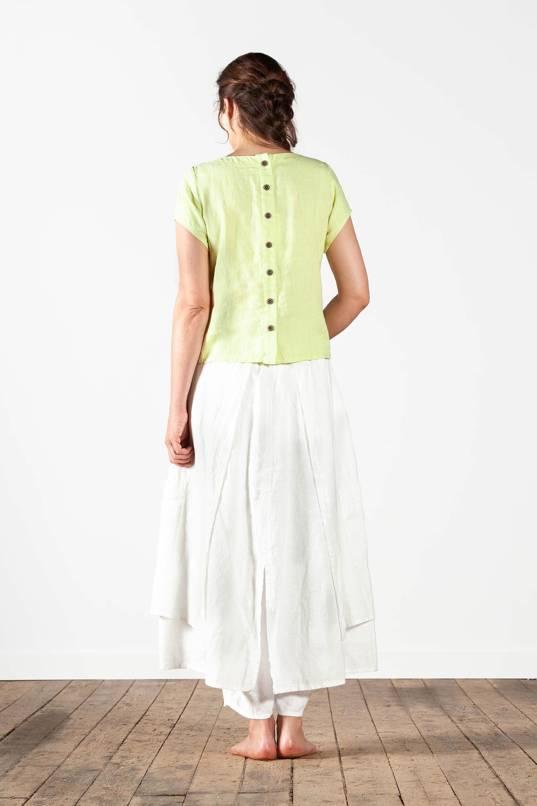 Linen top with buttoning at the back