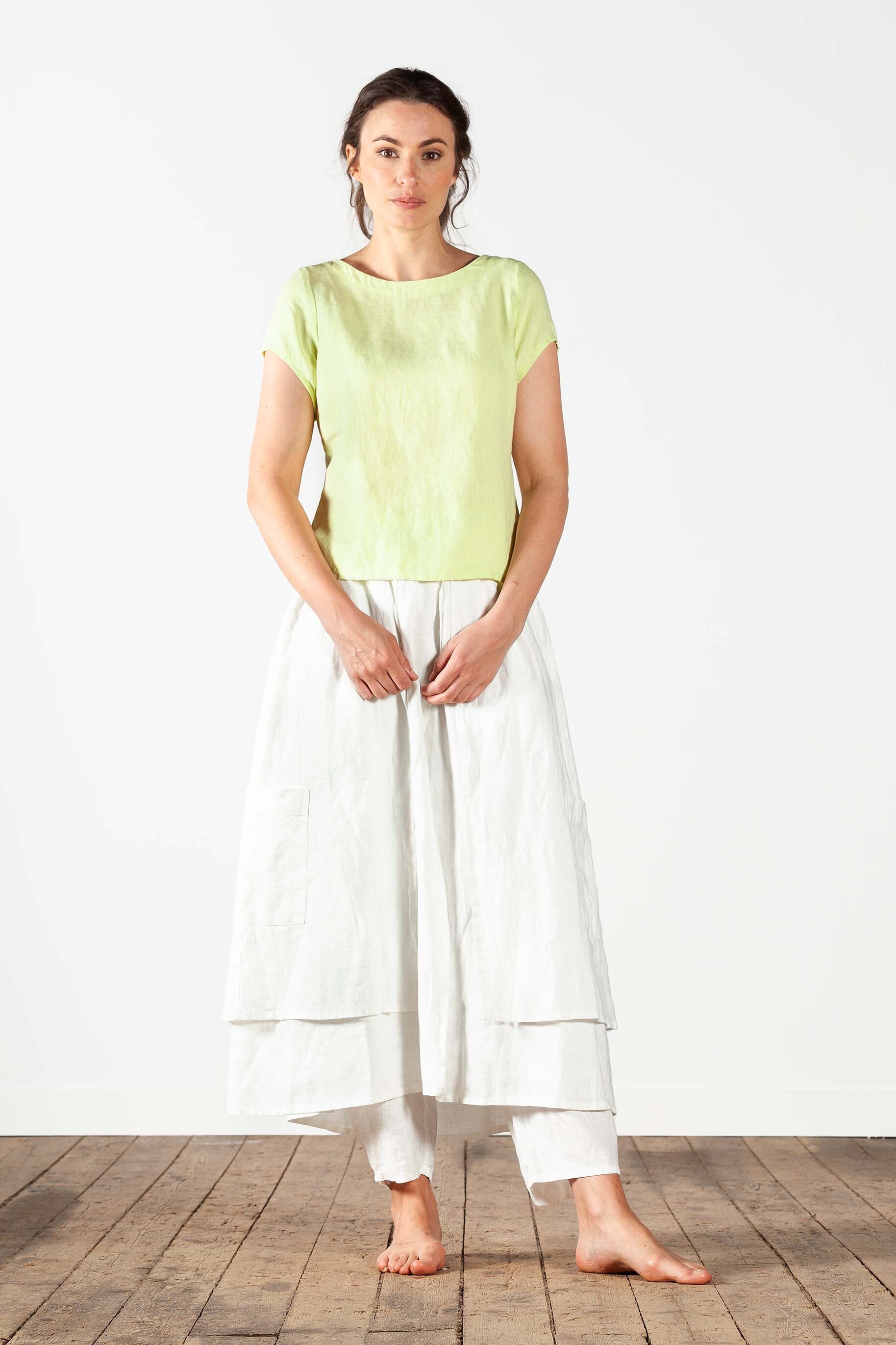 Linen top with buttoning at the back