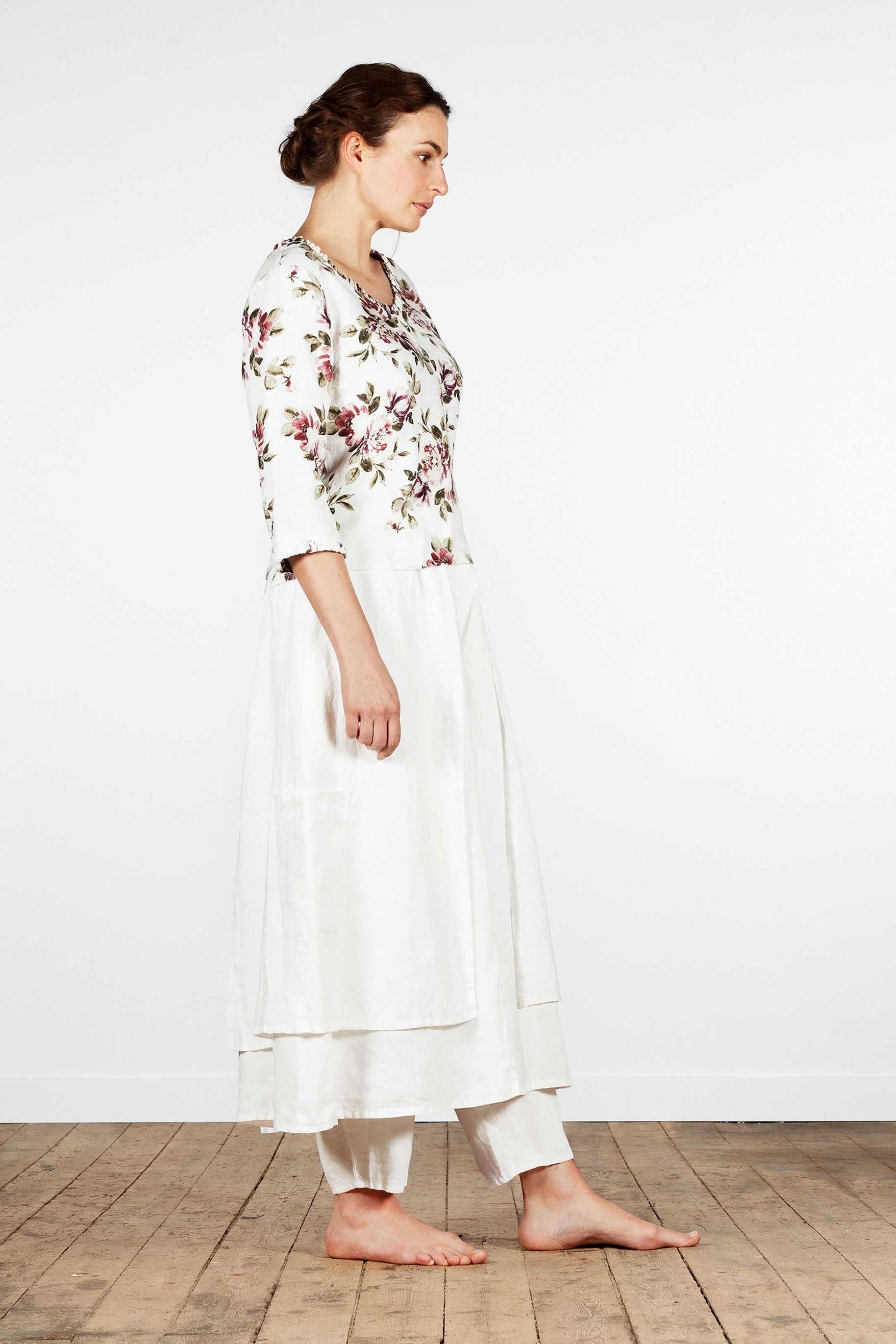 Low-cut linen top with ruffles