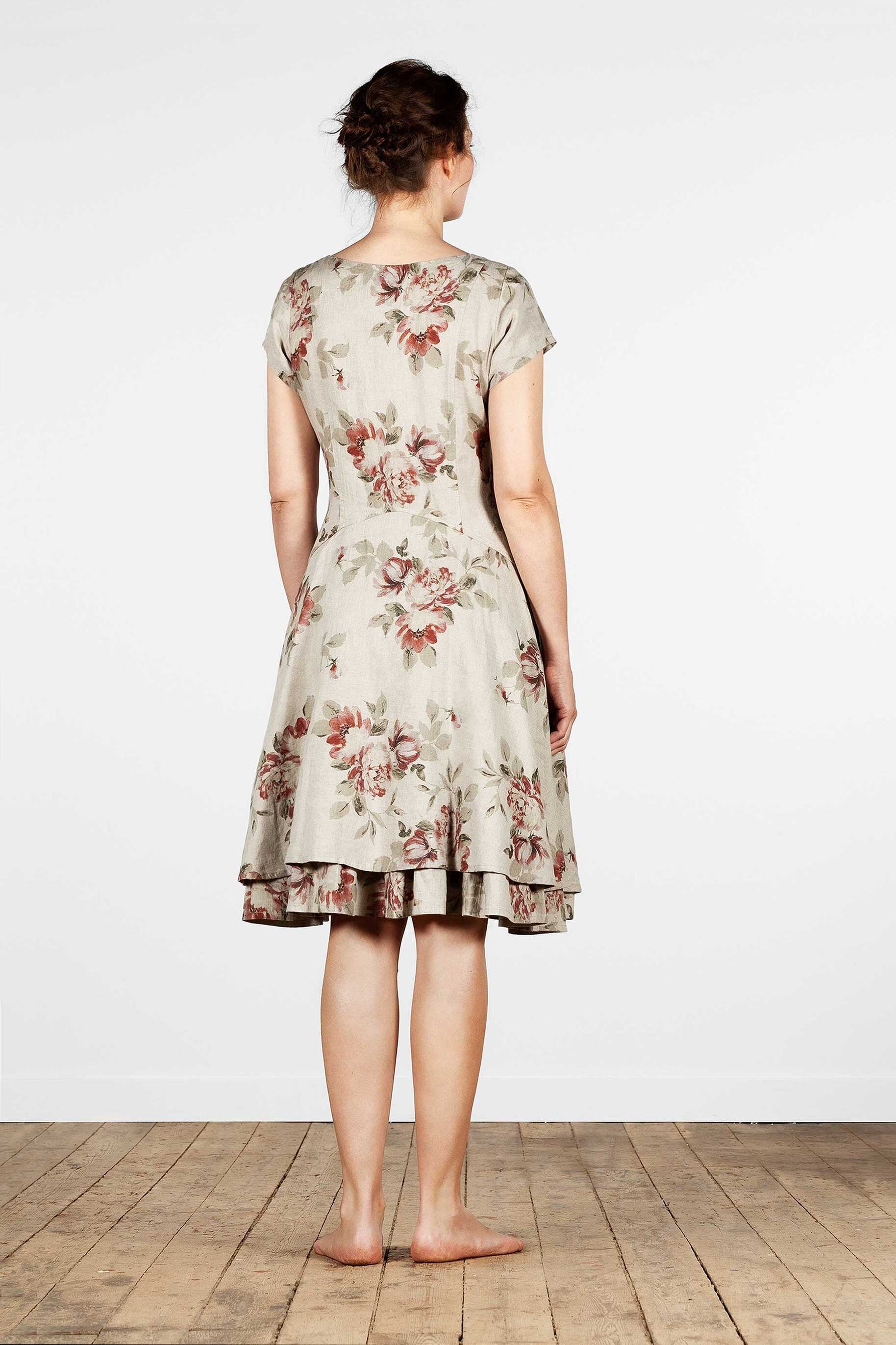 Kurzärmliges, tailliertes Leinenkleid