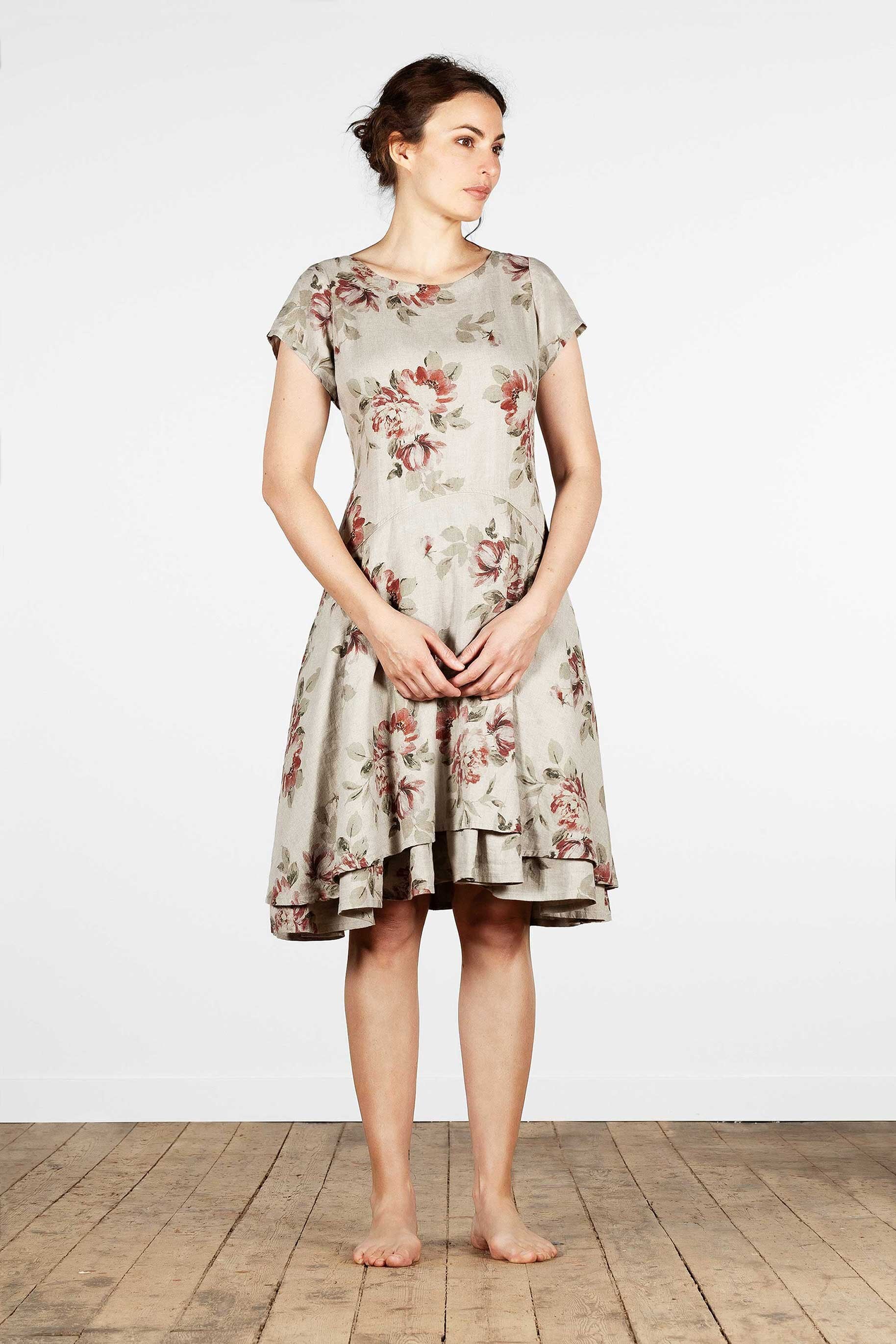 Kurzärmliges, tailliertes Leinenkleid