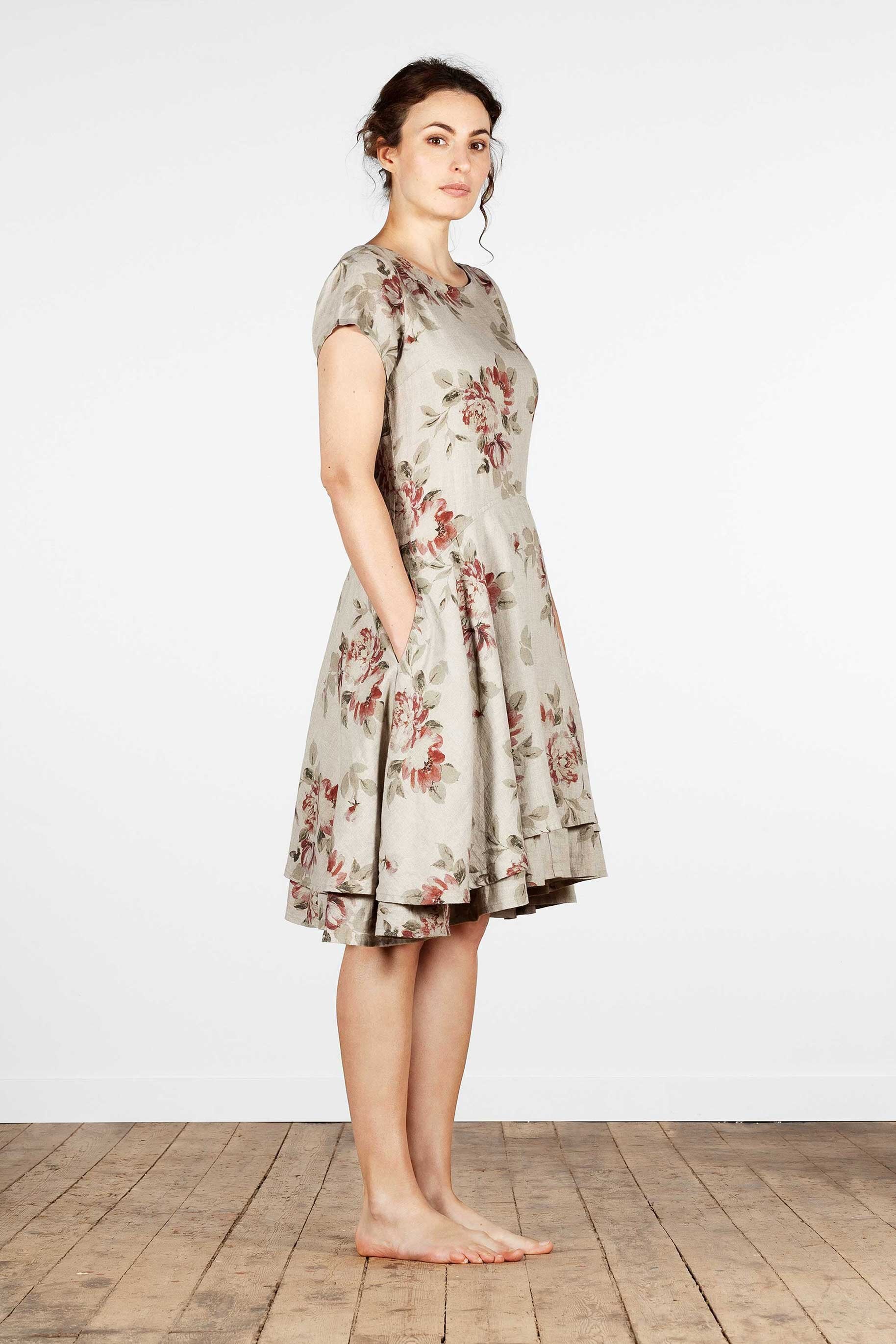 Kurzärmliges, tailliertes Leinenkleid