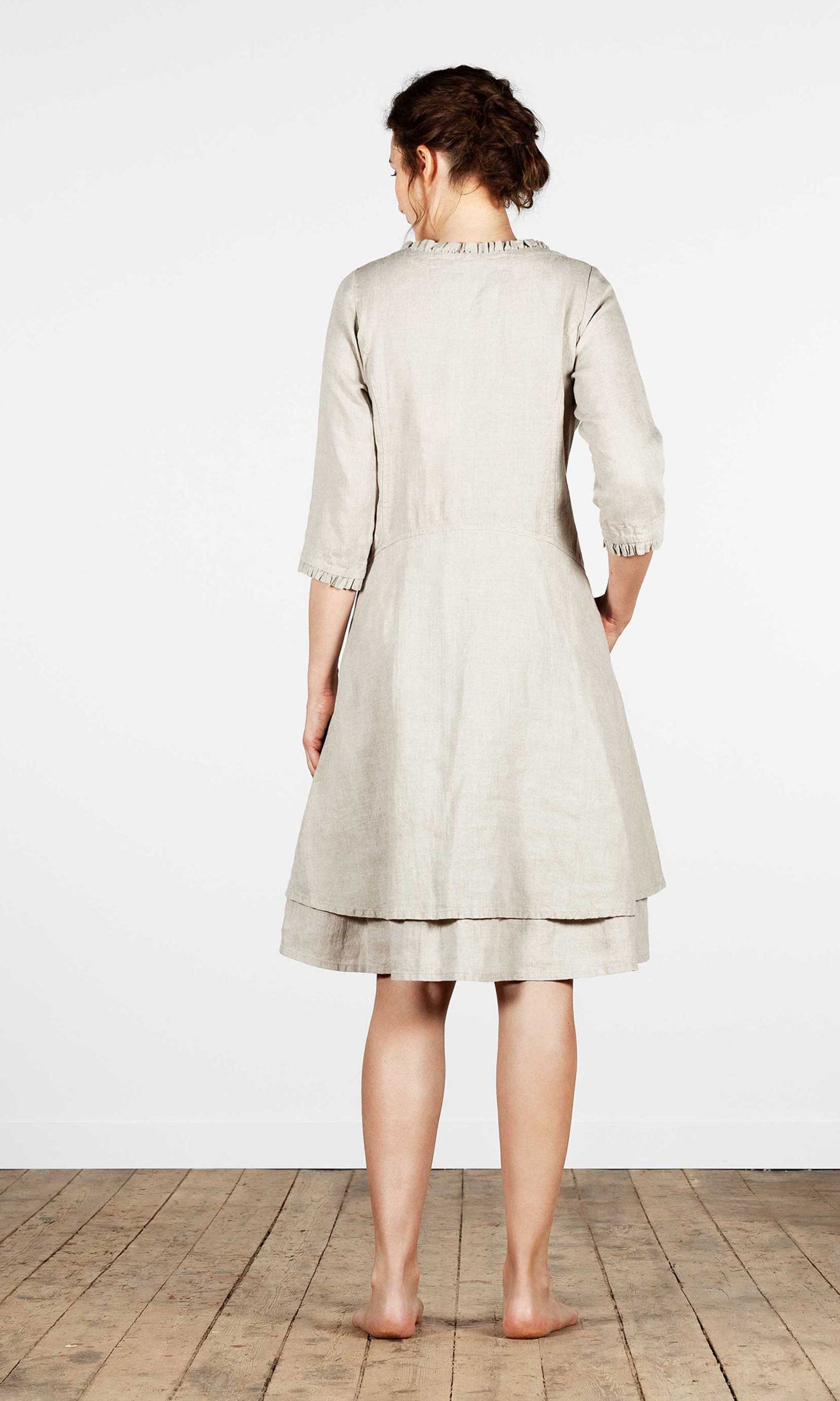 Tailliertes Leinenkleid mit 3/4-Ärmeln