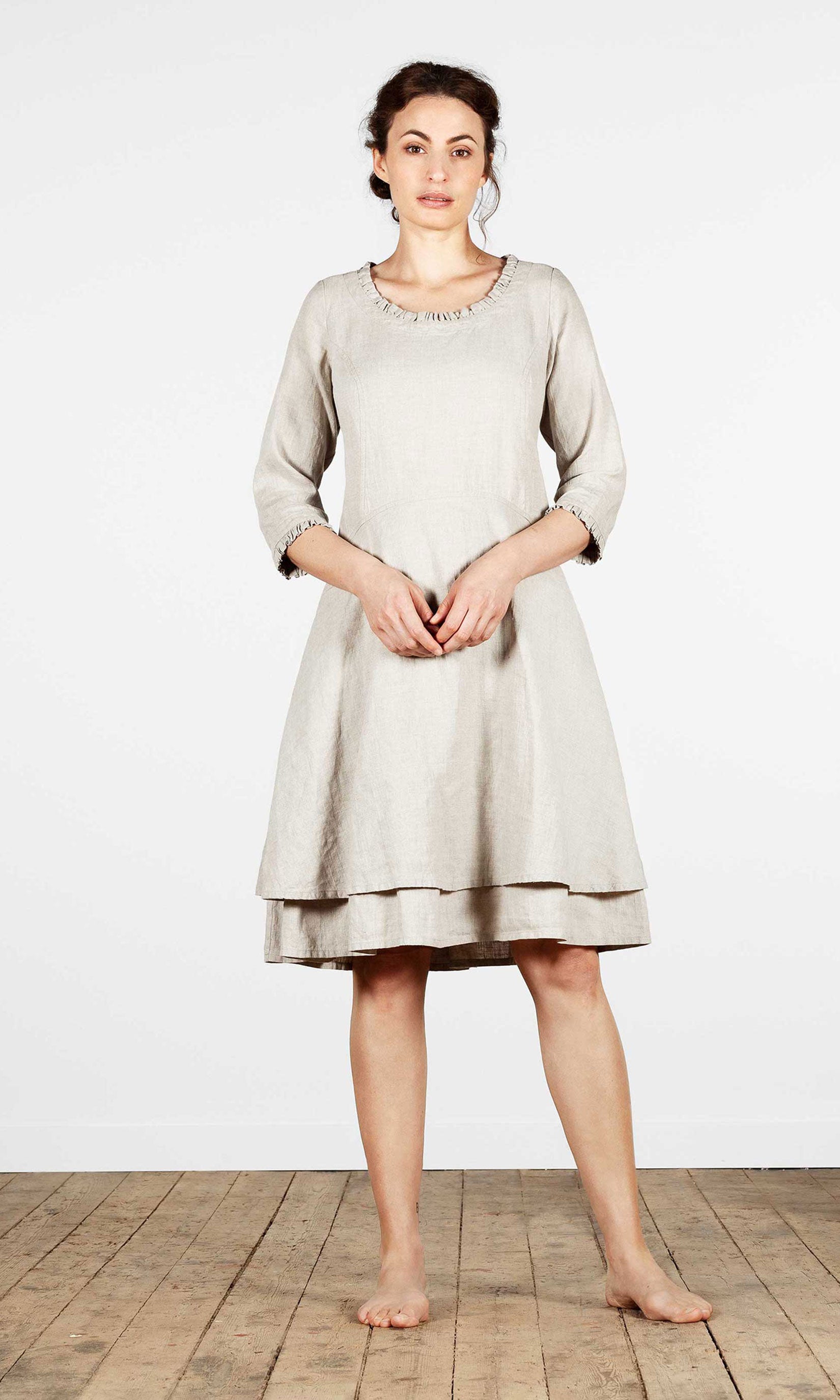 Tailliertes Leinenkleid mit 3/4-Ärmeln