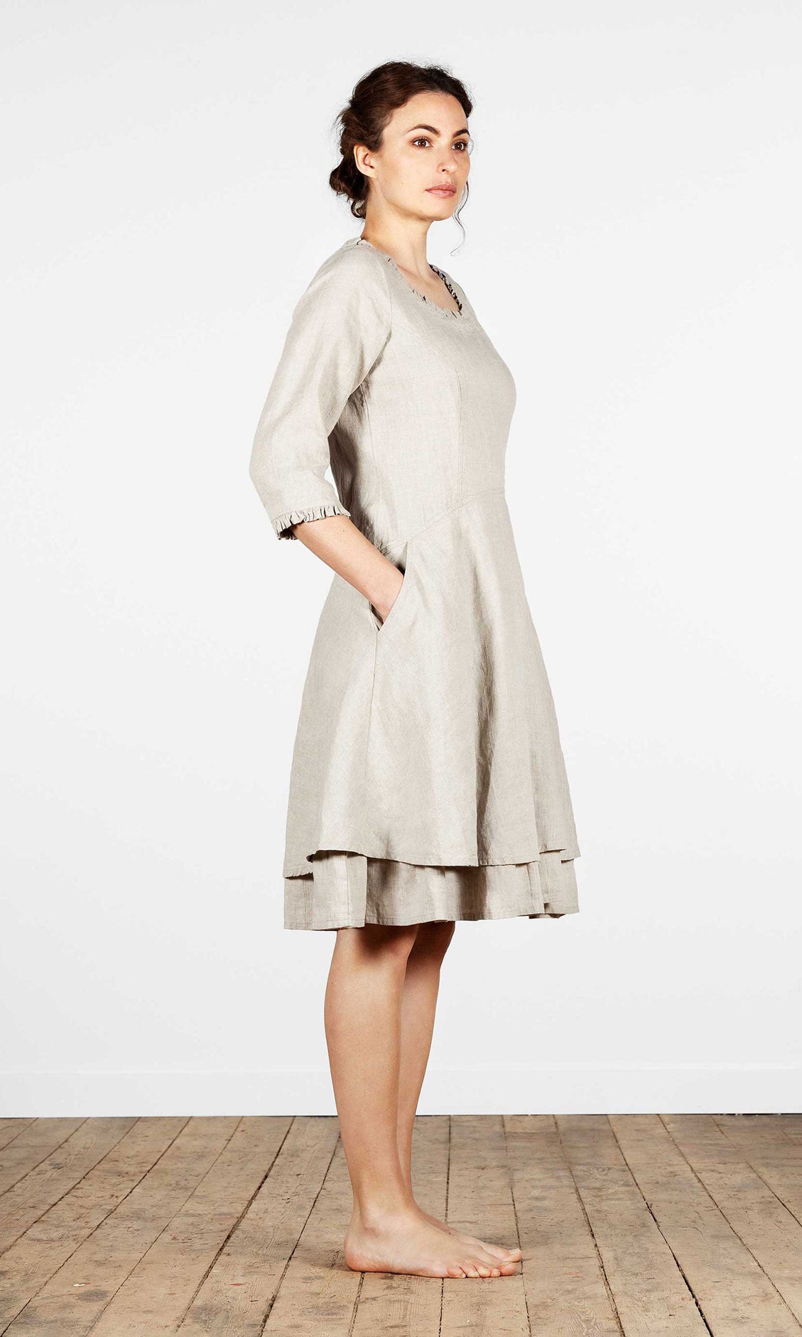 Tailliertes Leinenkleid mit 3/4-Ärmeln