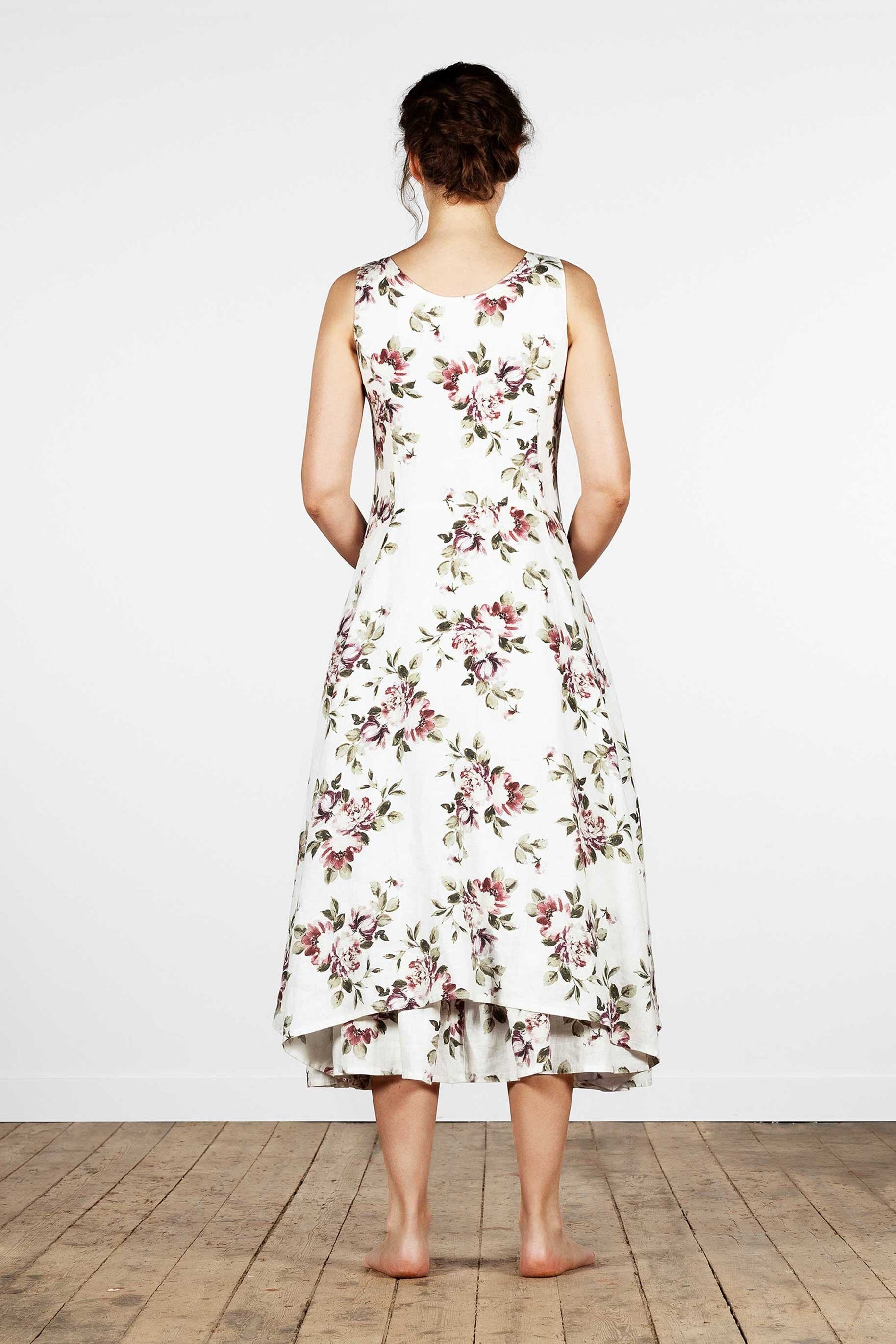 Figurbetontes, langes, ärmelloses Leinenkleid