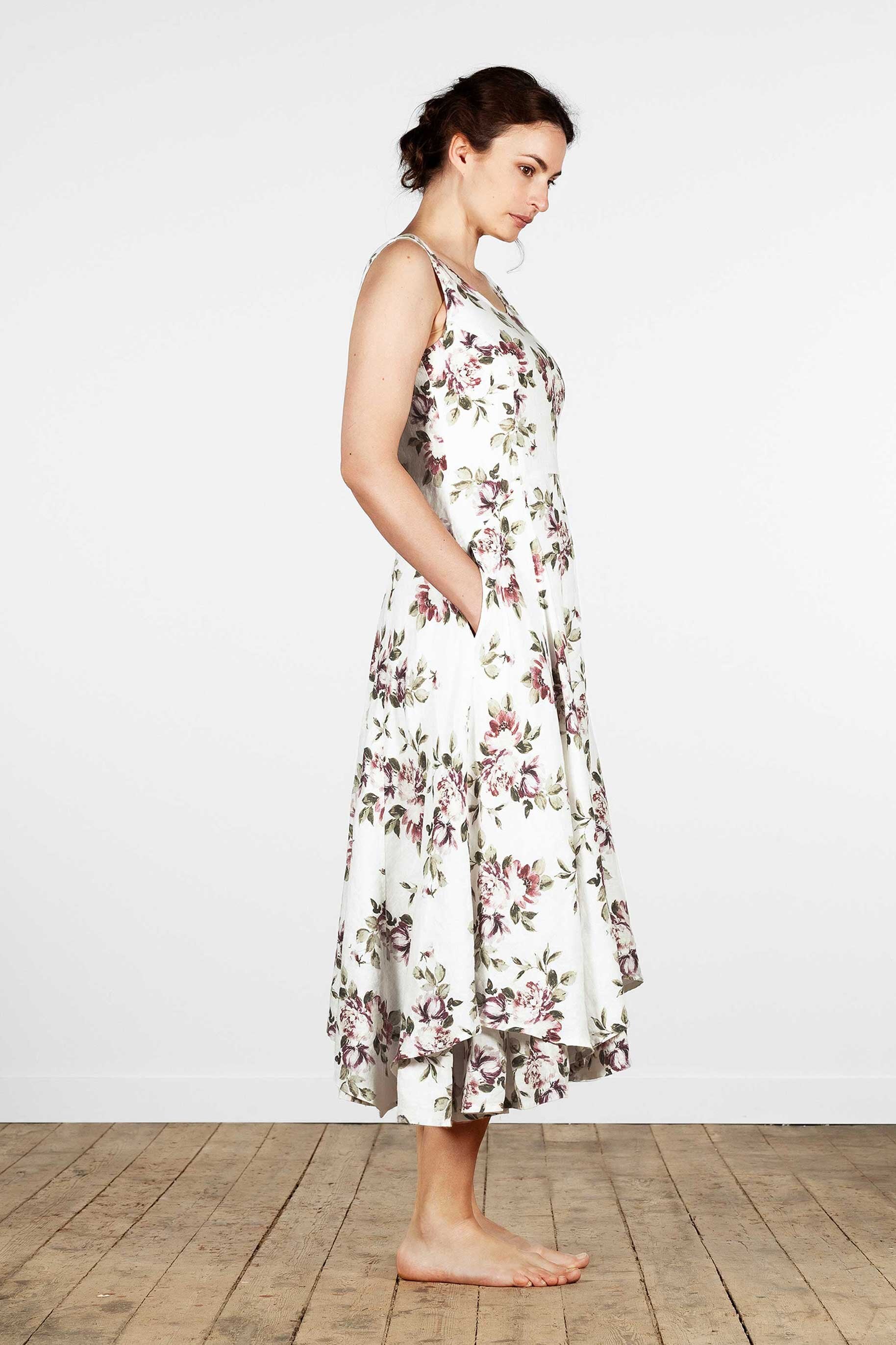 Figurbetontes, langes, ärmelloses Leinenkleid